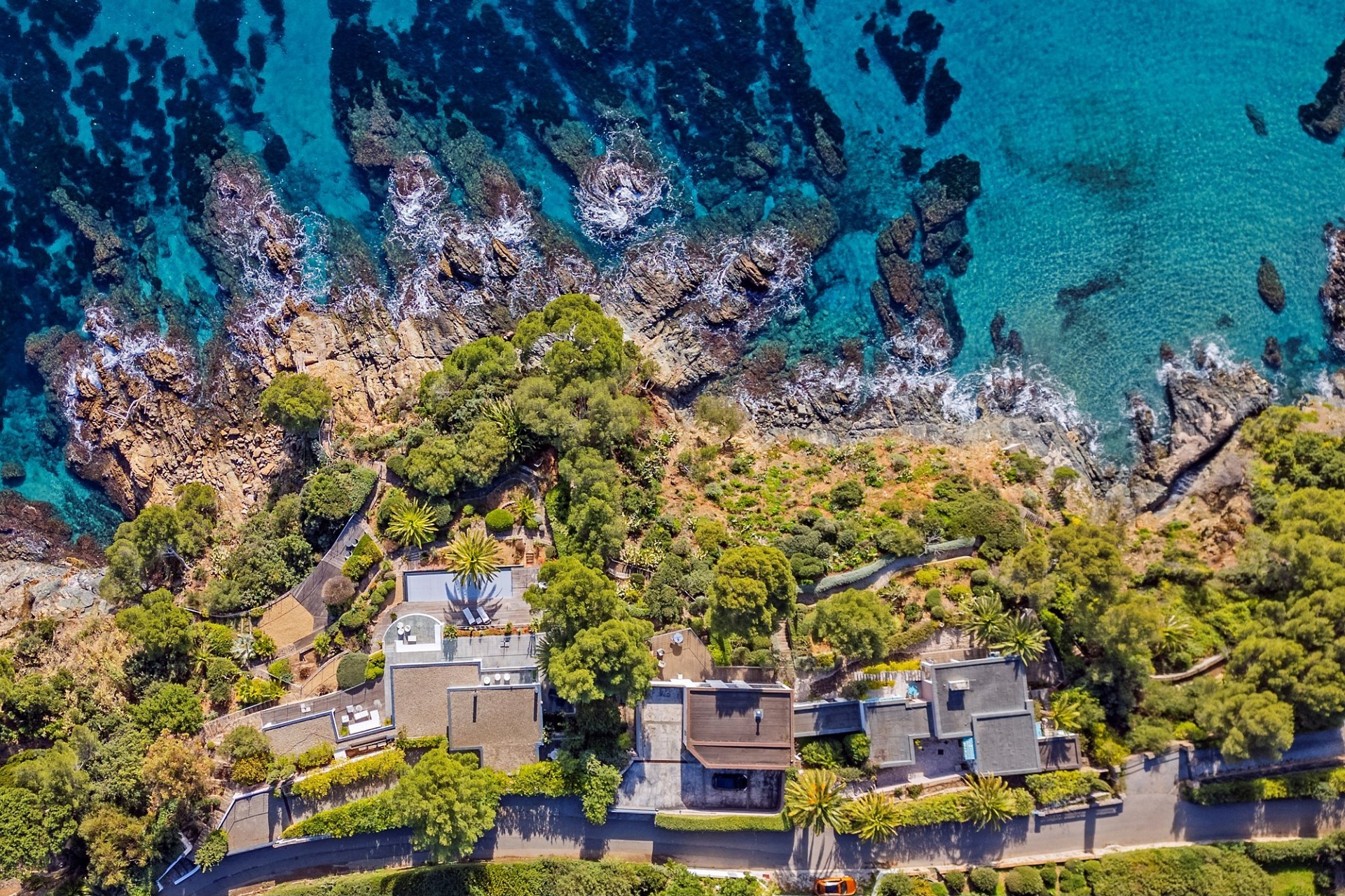 Küstenanwesen mit Pool und Meerblick aus der Luft