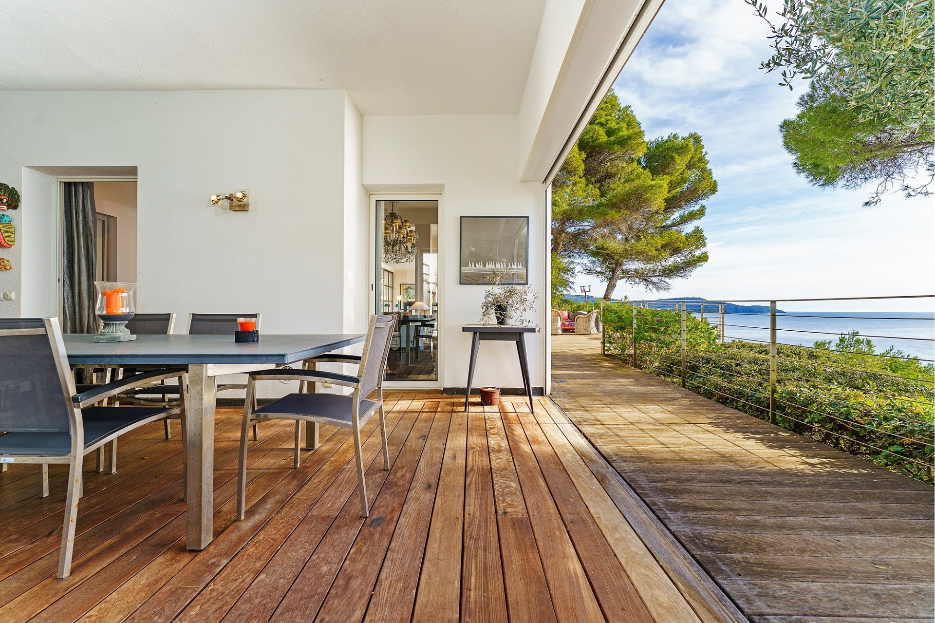 Meerblick-Terrasse mit Essbereich