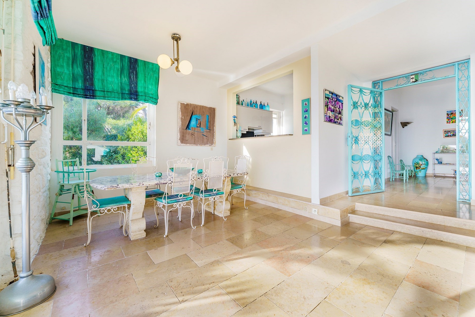 Heller Essbereich mit dekorativem Turquoise-Akzent