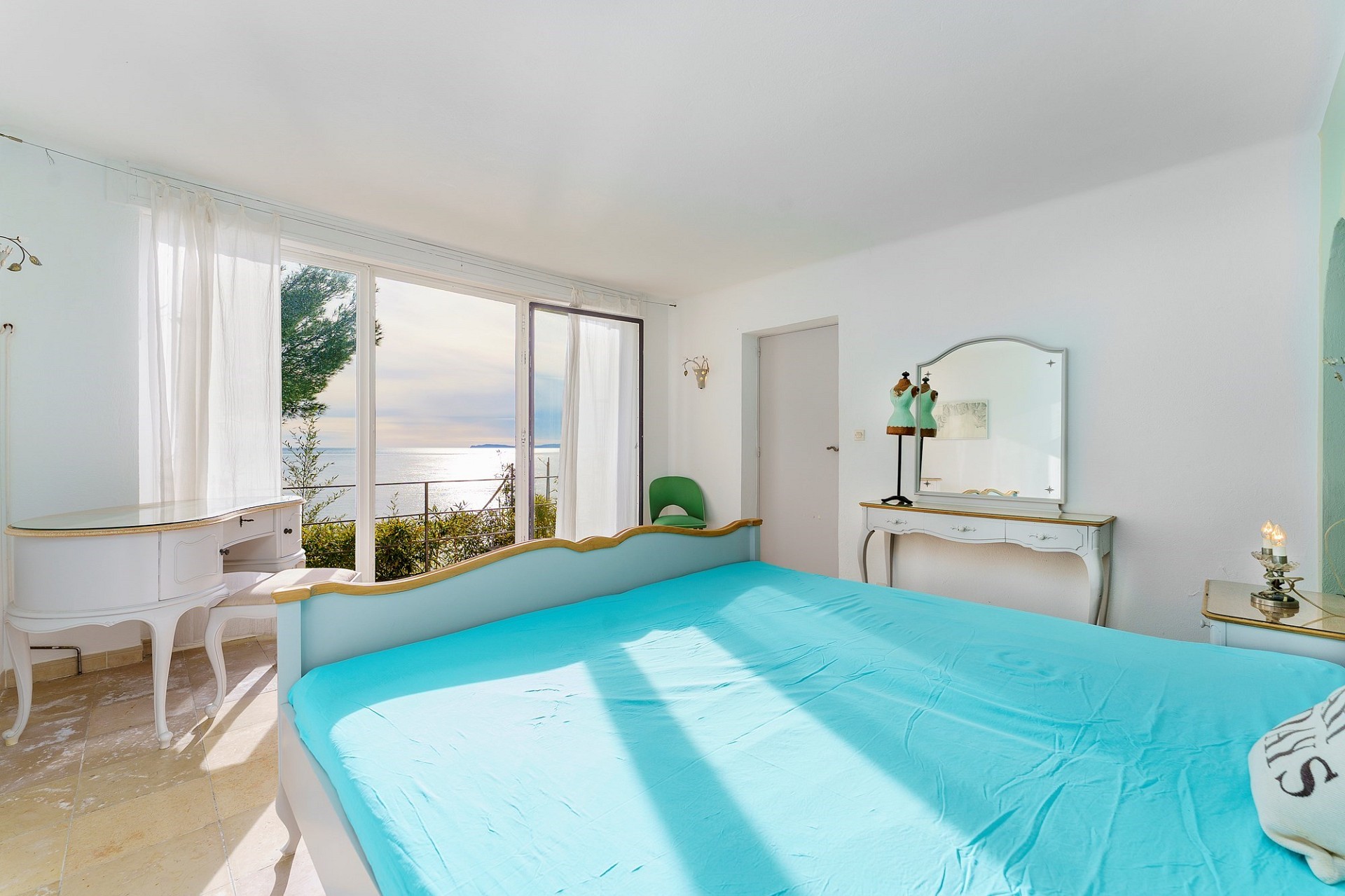 Helles Schlafzimmer mit Meerblick