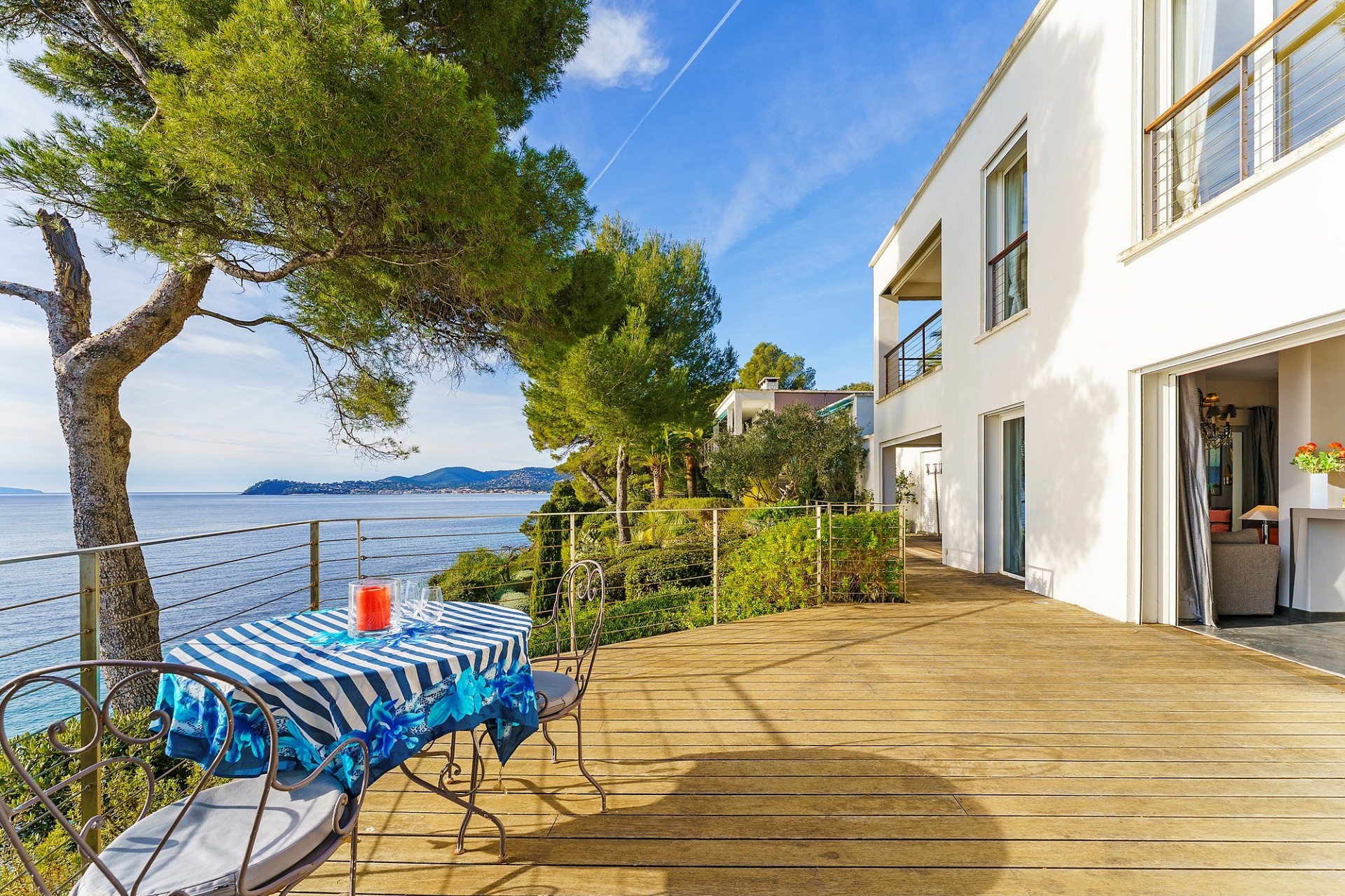 Meerblick-Terrasse mit Holzdeck
