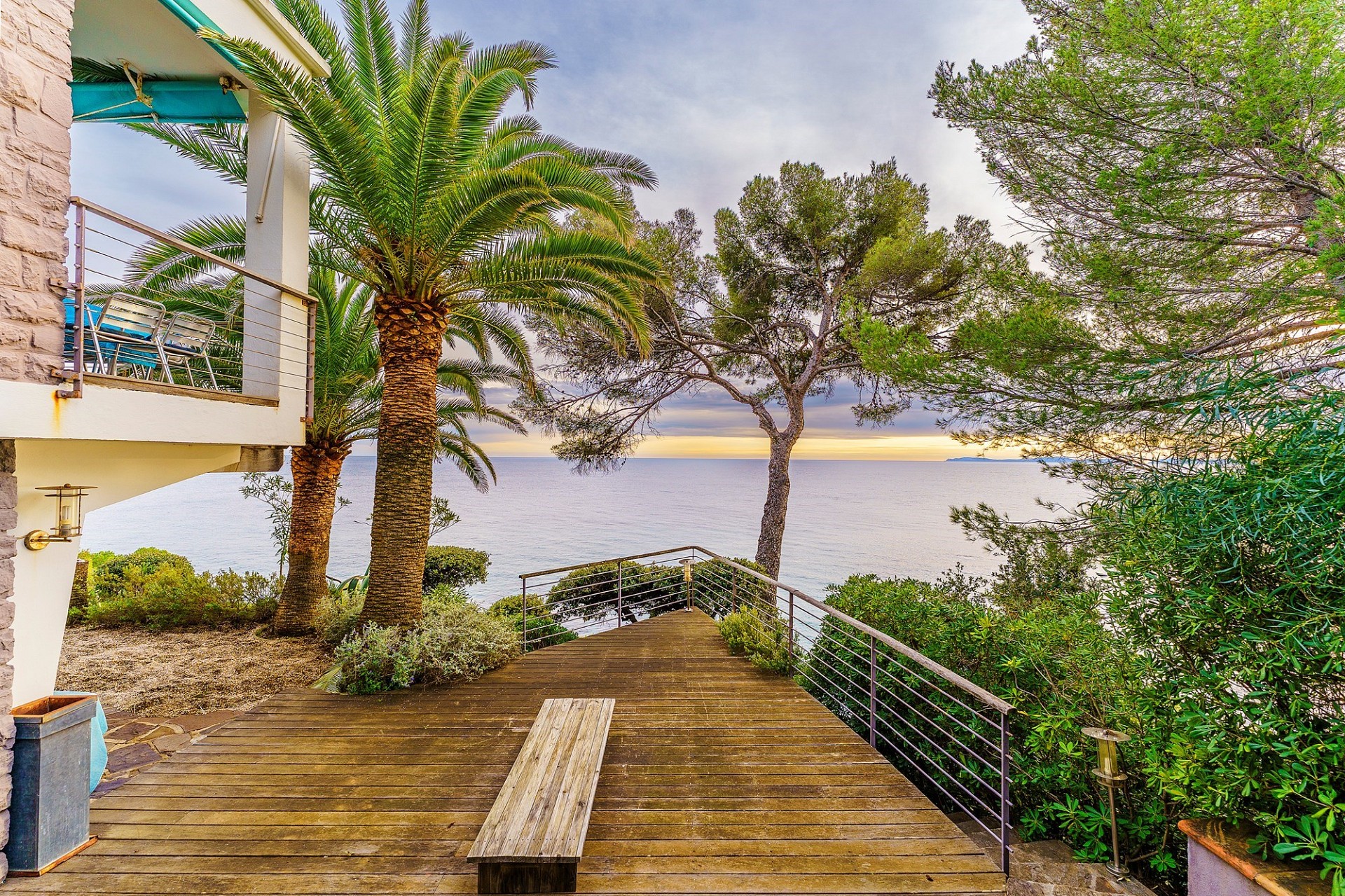 Meerblick-Terrasse mit Holzdeck