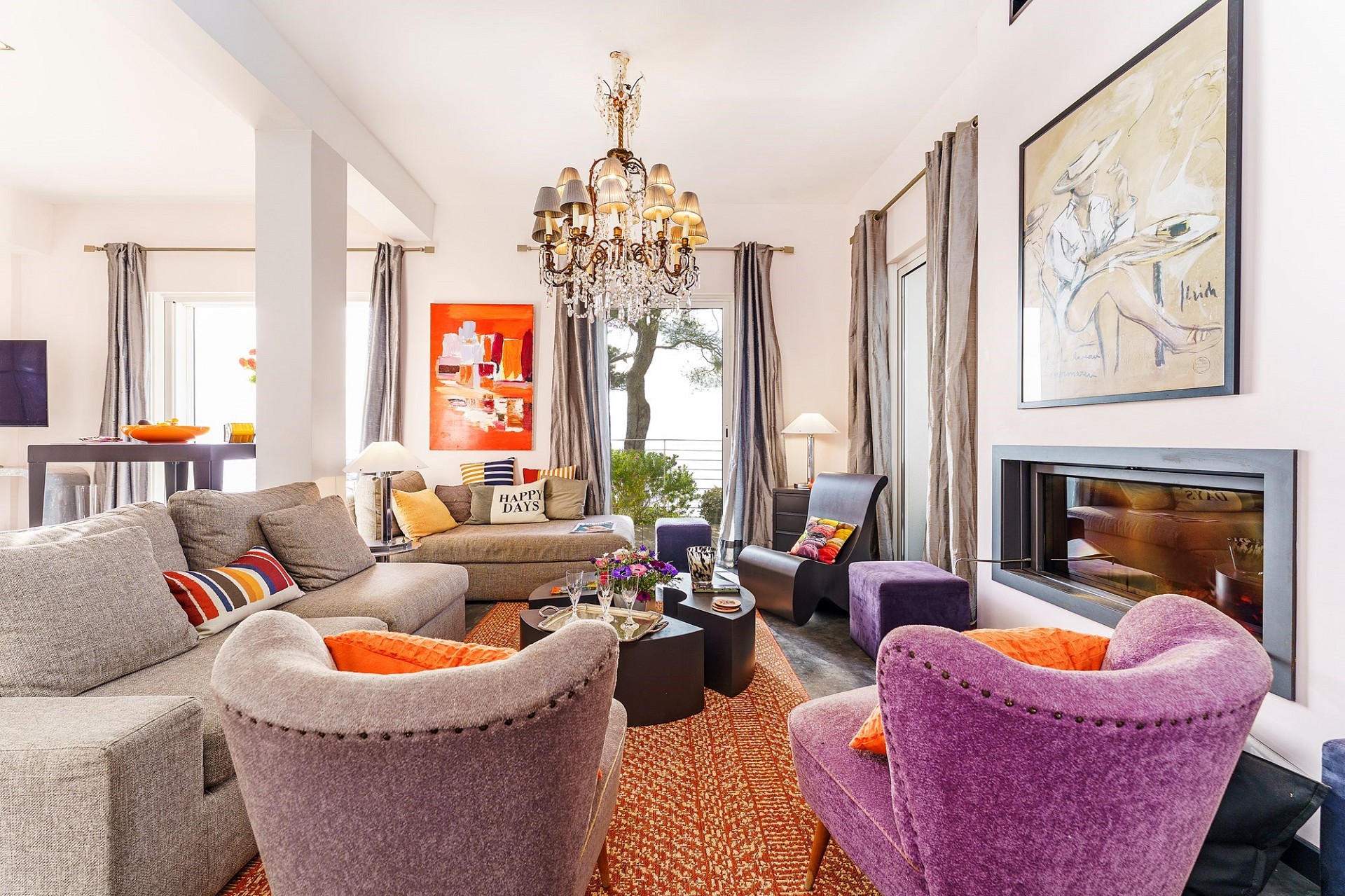 Elegantes Wohnzimmer mit Kamin und Designer-Möbeln