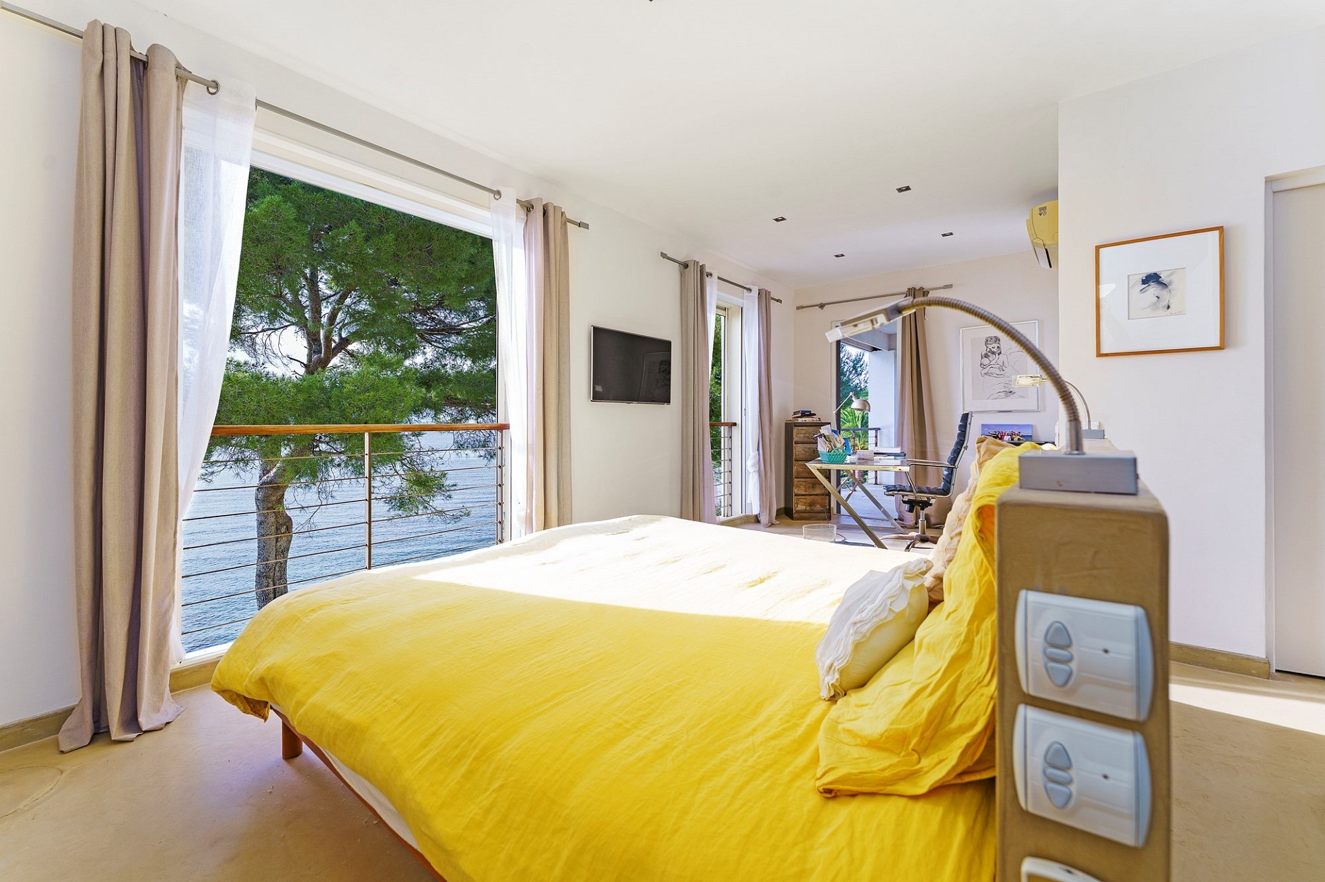 Helles Schlafzimmer mit Meerblick