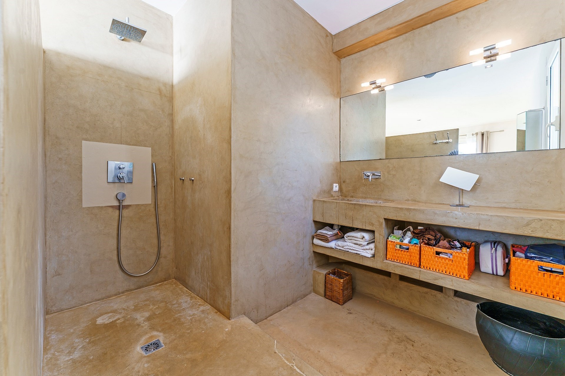 Moderne begehbare Dusche mit Naturputz