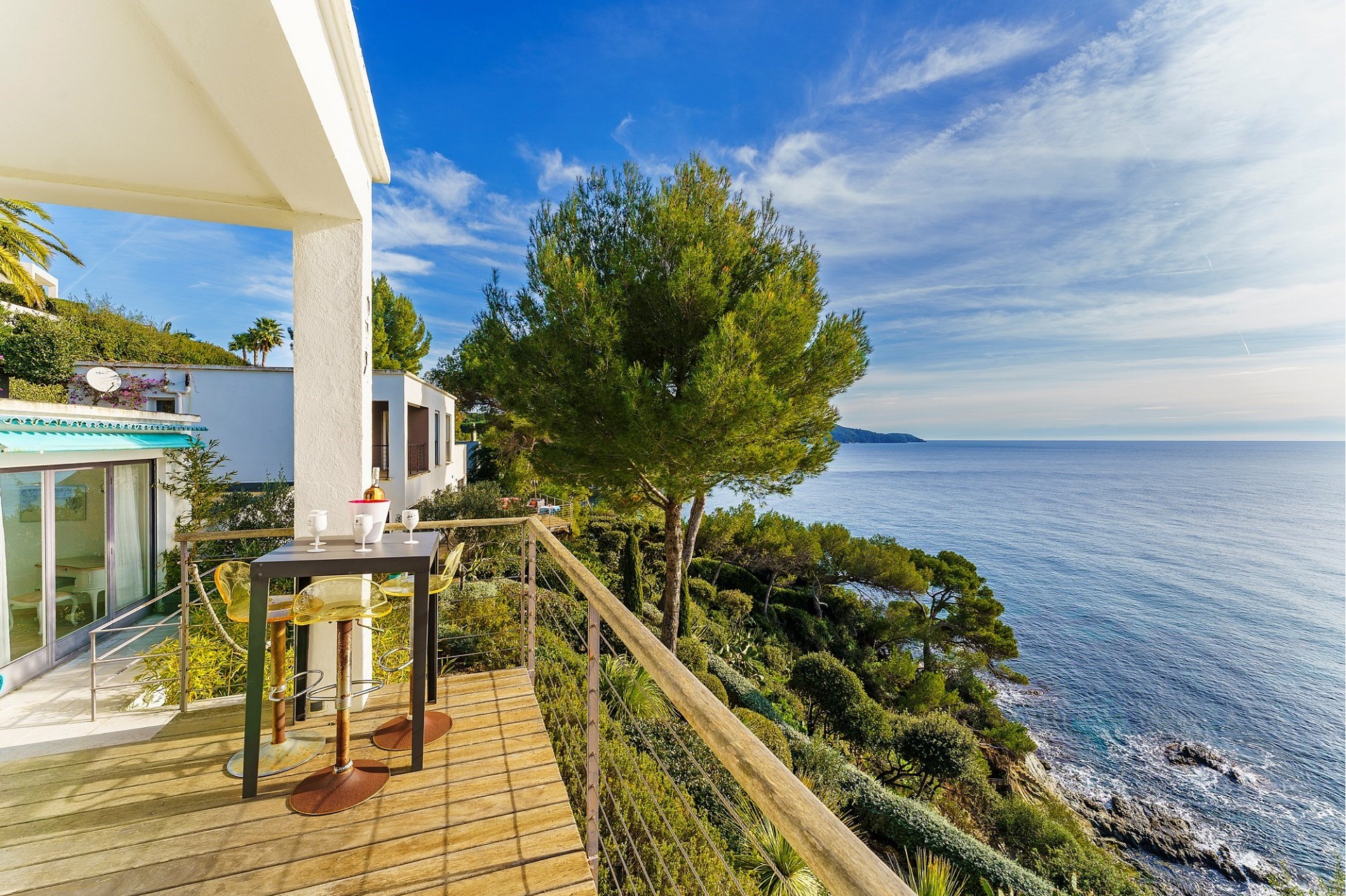 Meerblick-Terrasse mit Lounge-Bar