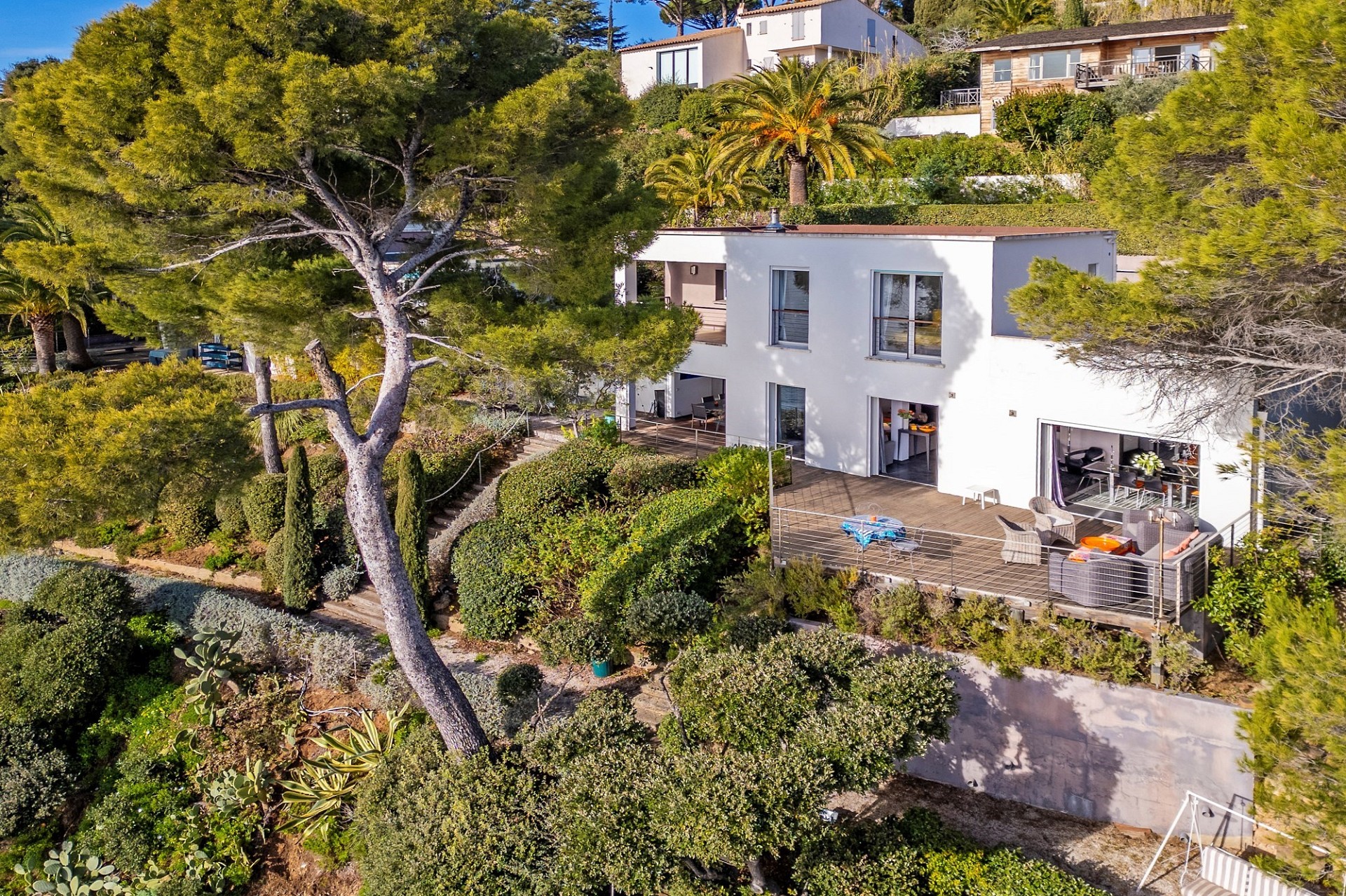 Mediterrane Villa mit großer Terrasse im Grünen