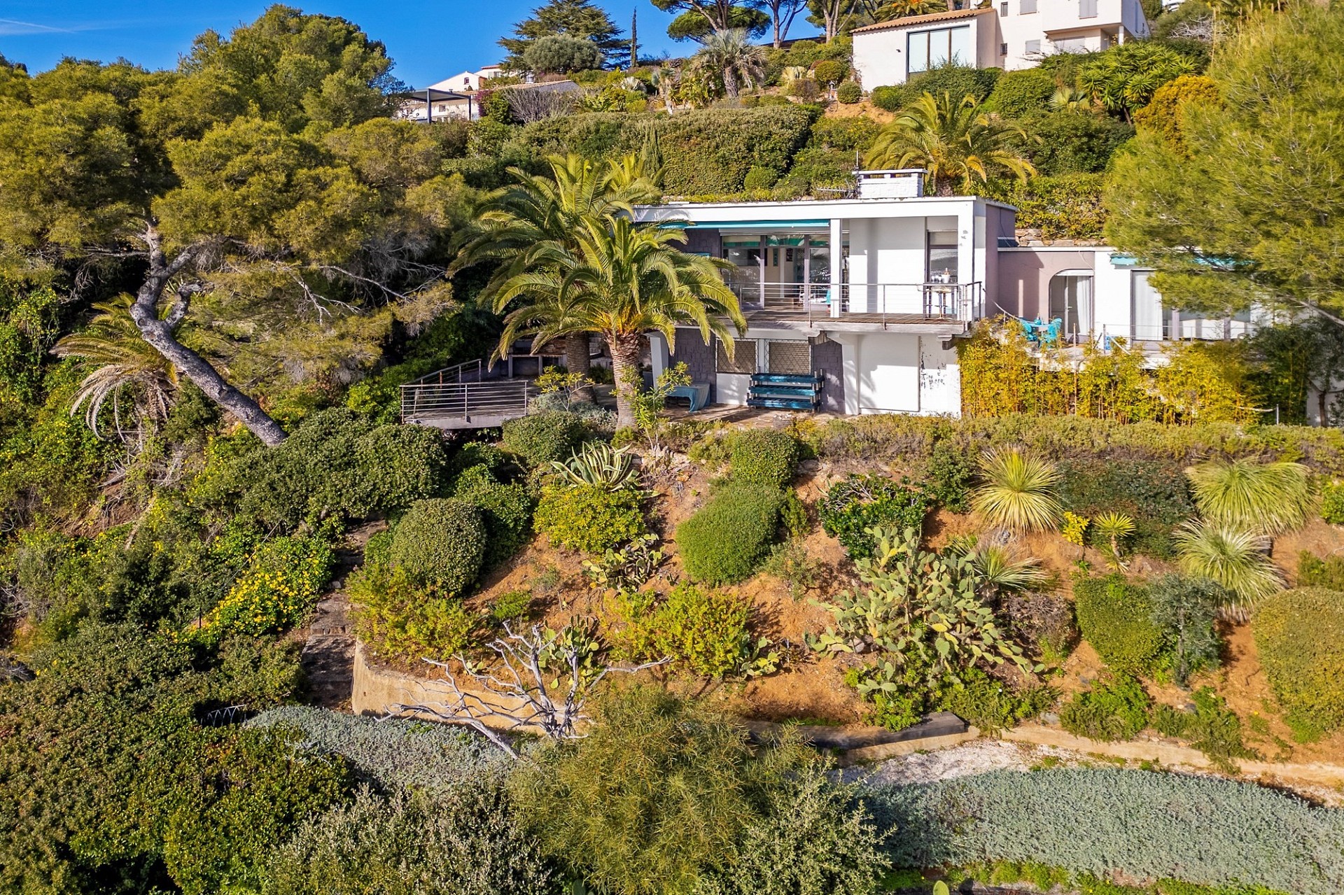 Mediterrane Villa in Hanglage mit üppiger Bepflanzung