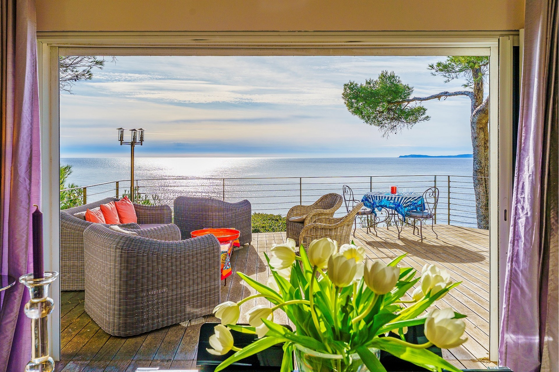 Meerblick-Terrasse mit Lounge-Möbeln