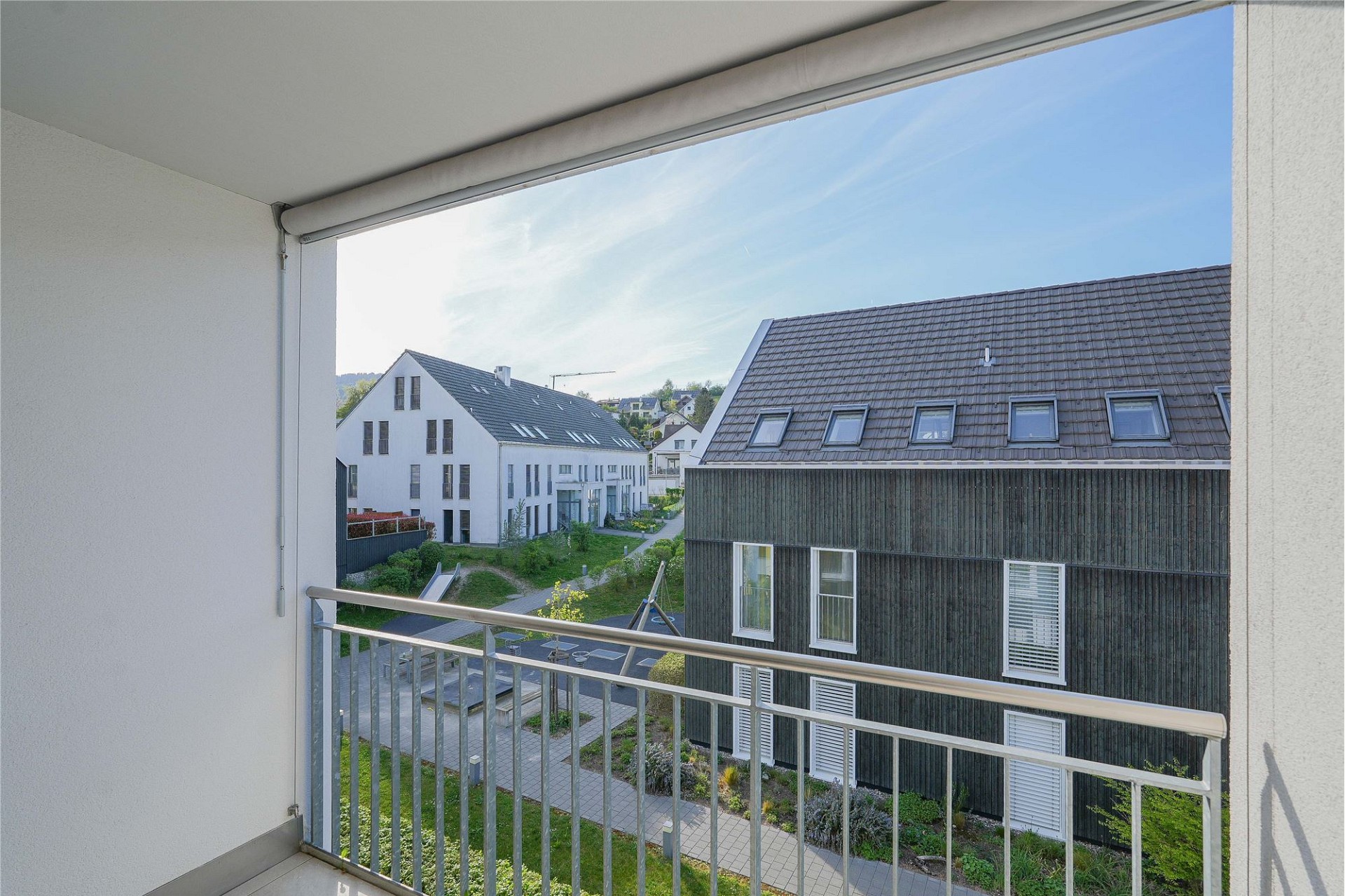 Balkon mit Blick auf Wohngebäude