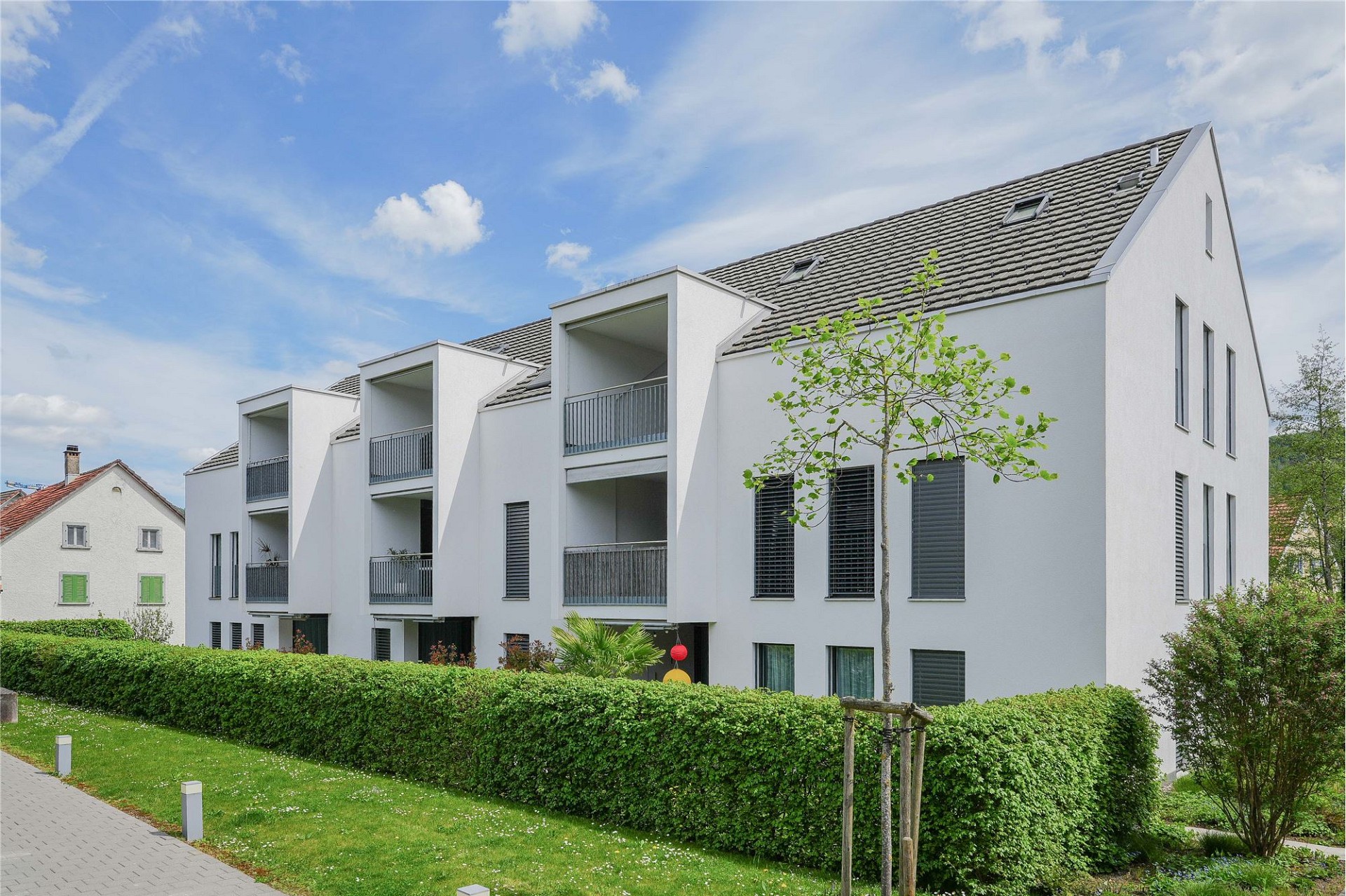 Modernes Mehrfamilienhaus mit Balkonen