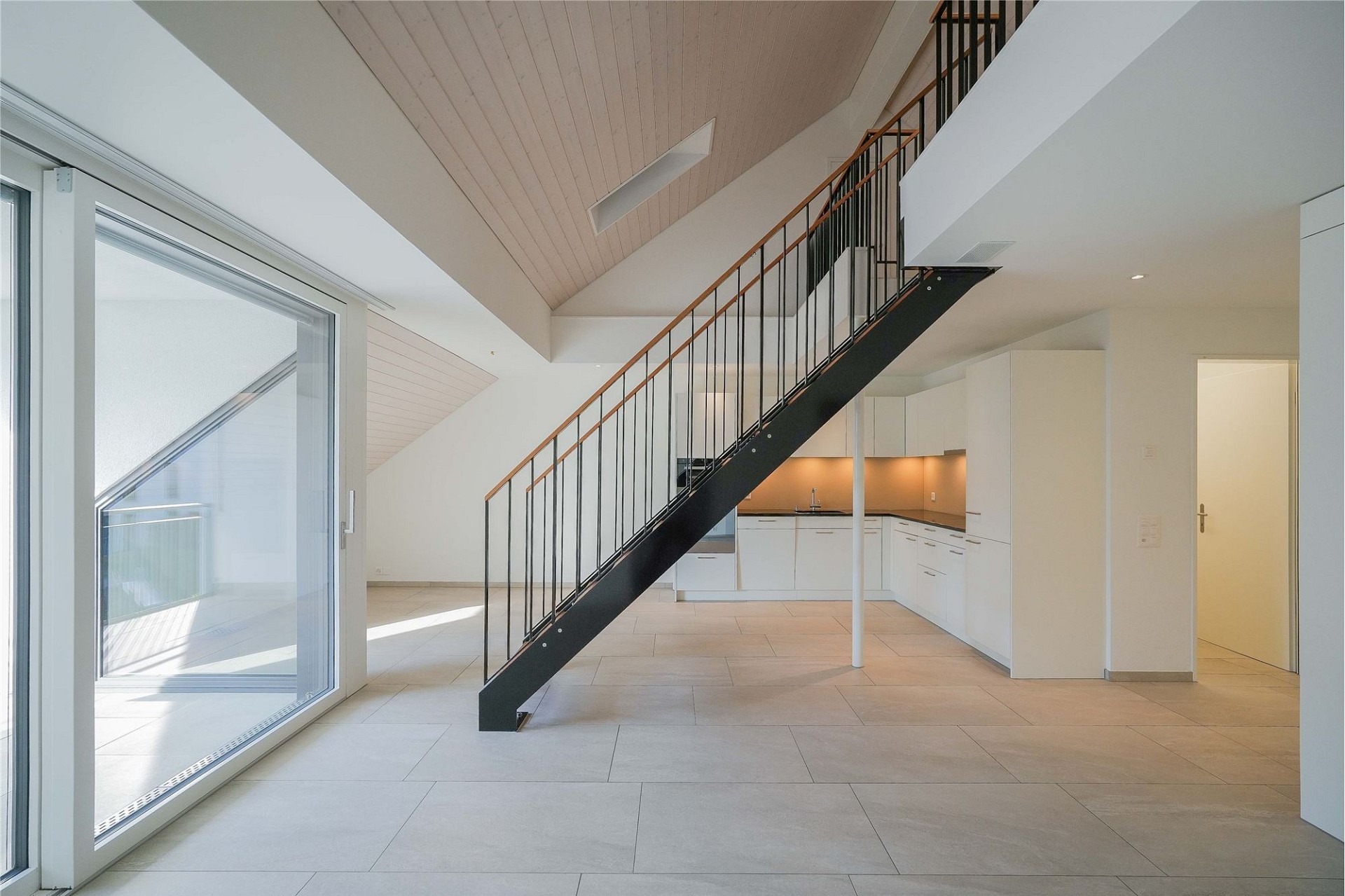 Moderne offene Wohnküche mit Treppe