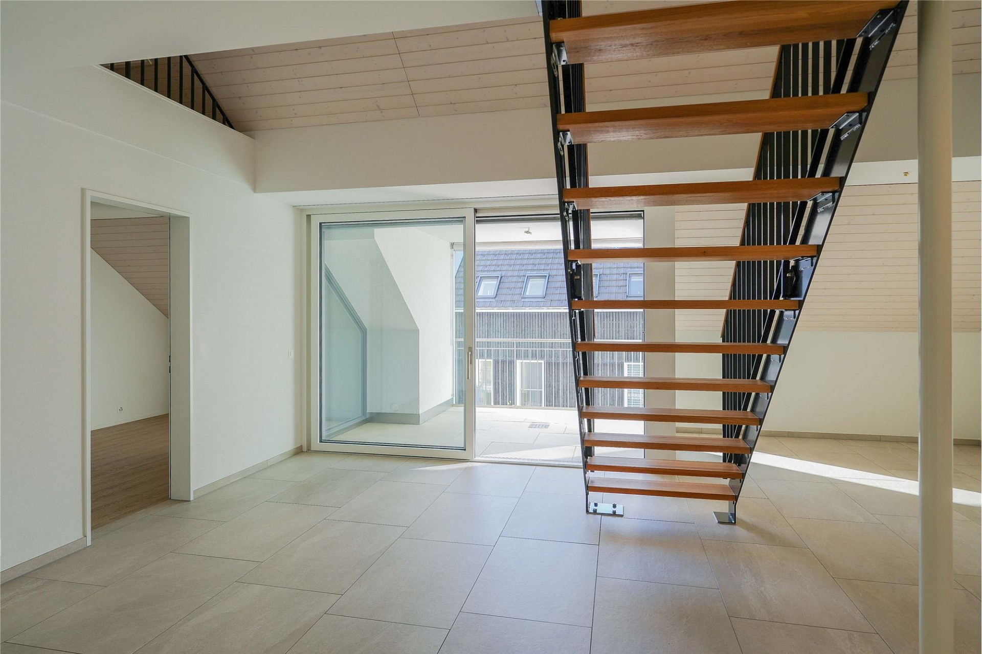 Modernes Wohninterieur mit Treppe und Balkonzugang