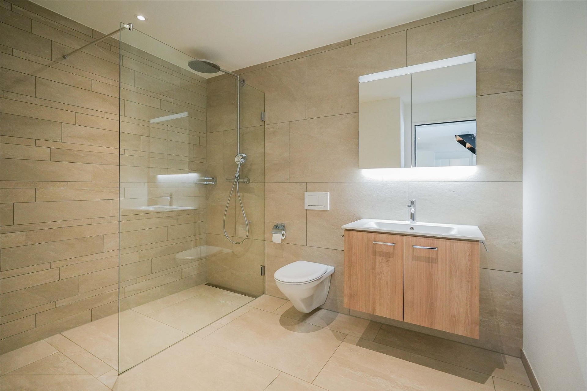 Modernes Badezimmer mit begehbarer Dusche