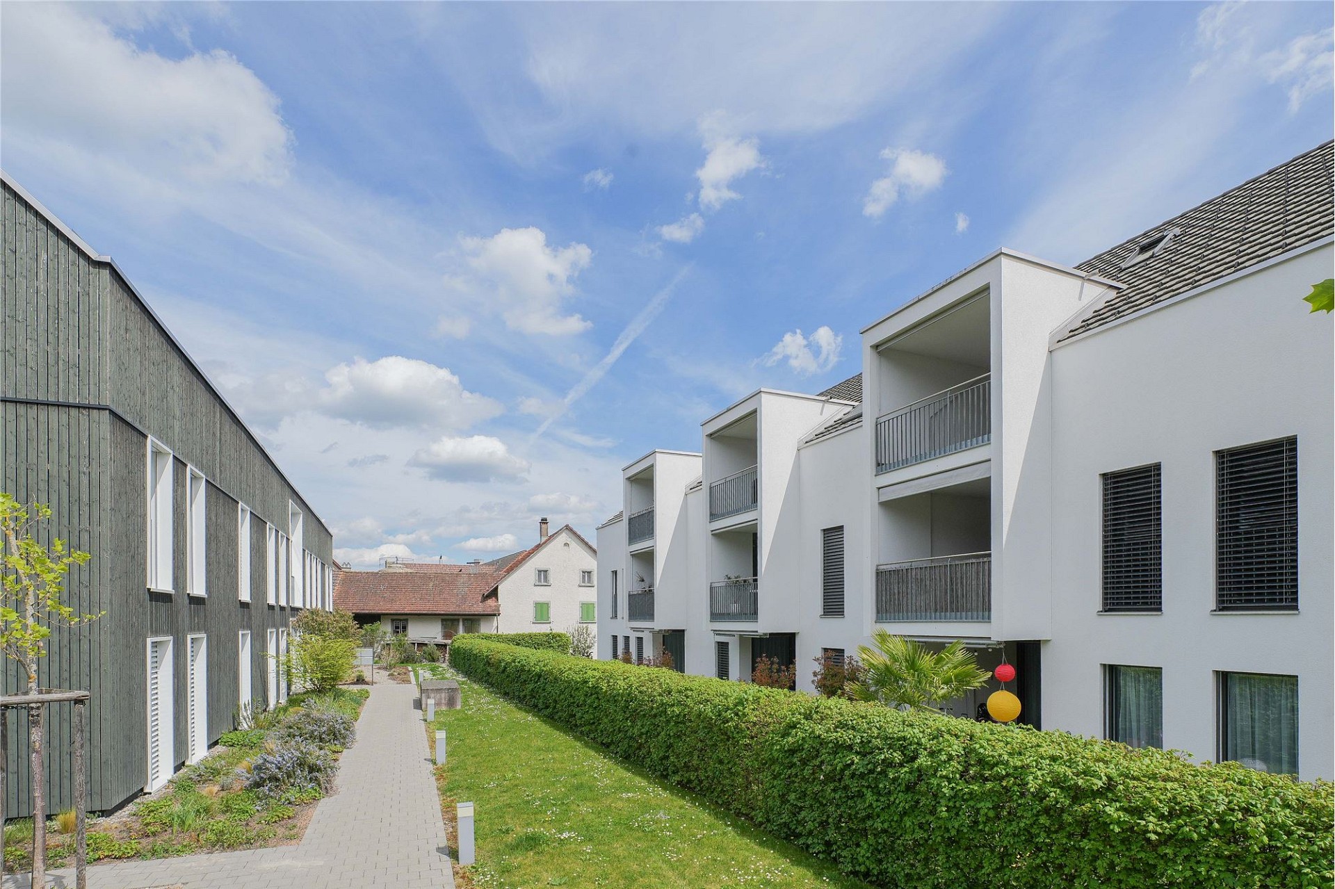 Moderner Wohnhof mit Grünfläche