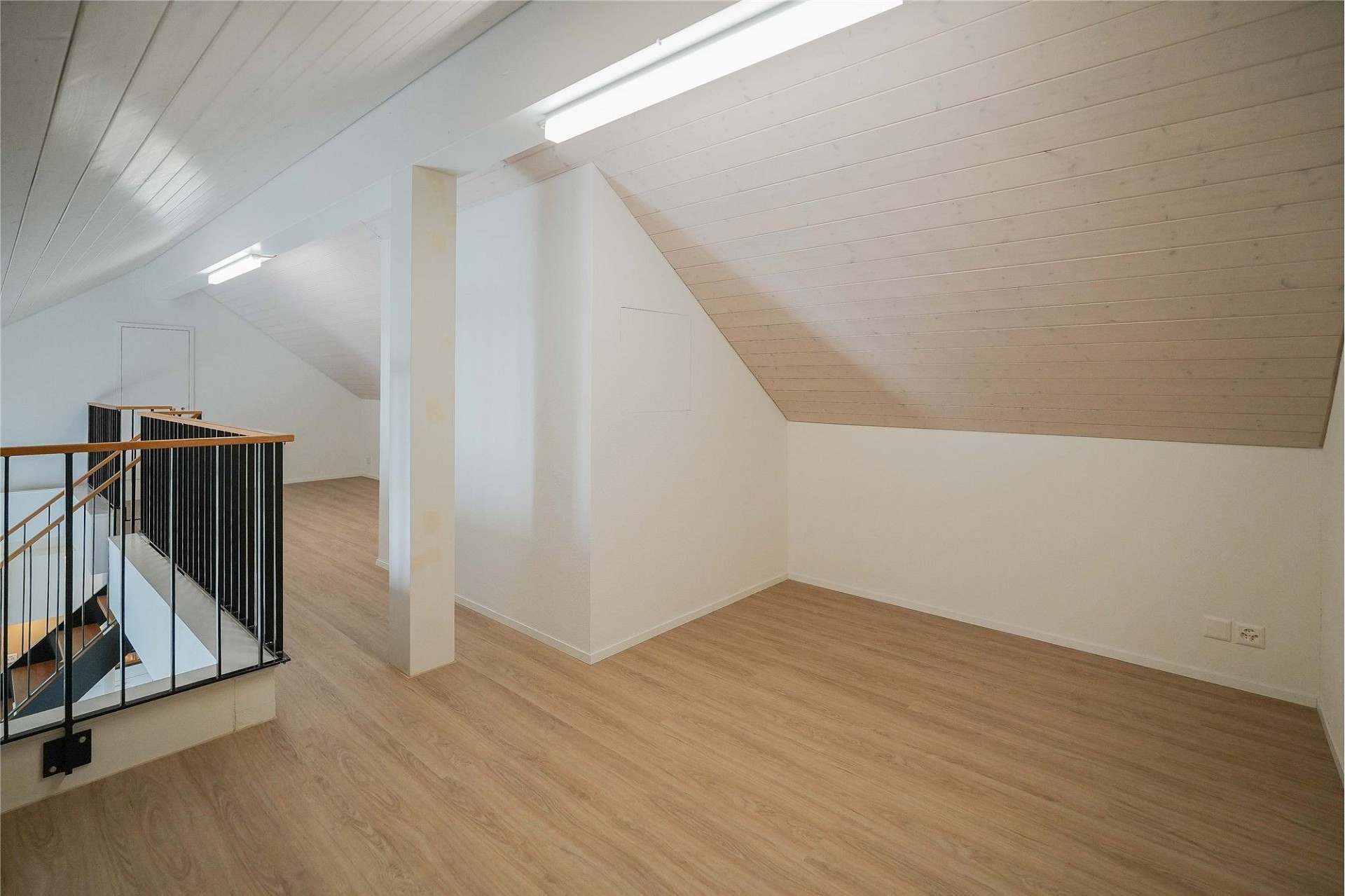 Ausgebauter Dachgeschossraum mit Treppenaufgang