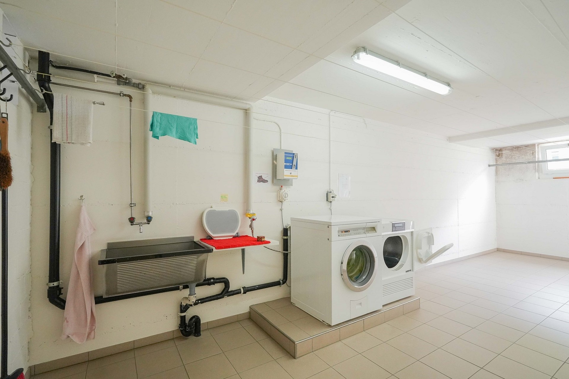 Hauswirtschafts-/Waschraum mit Technikbereich