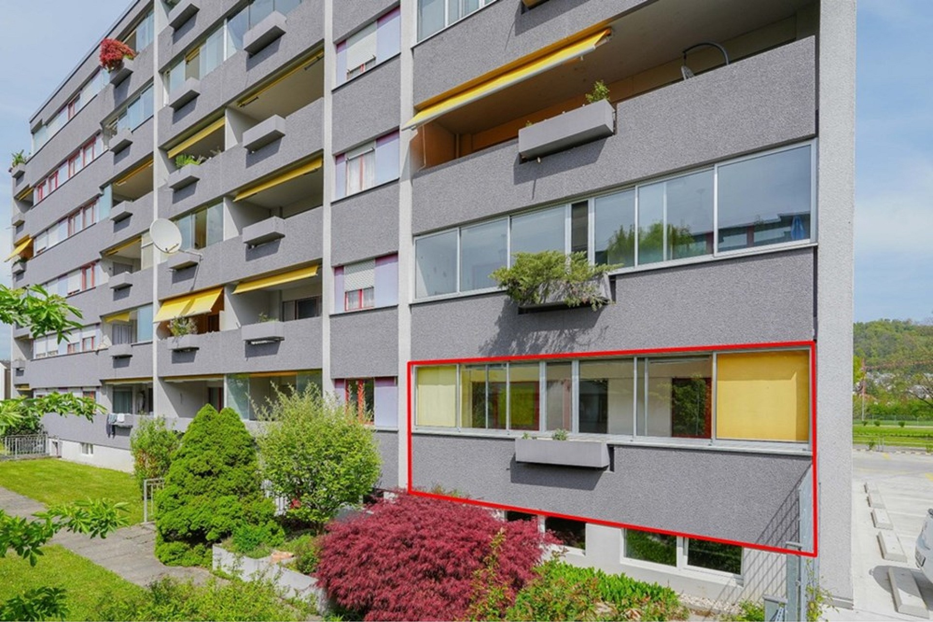 Außenansicht eines Mehrfamilienhauses mit Balkonen