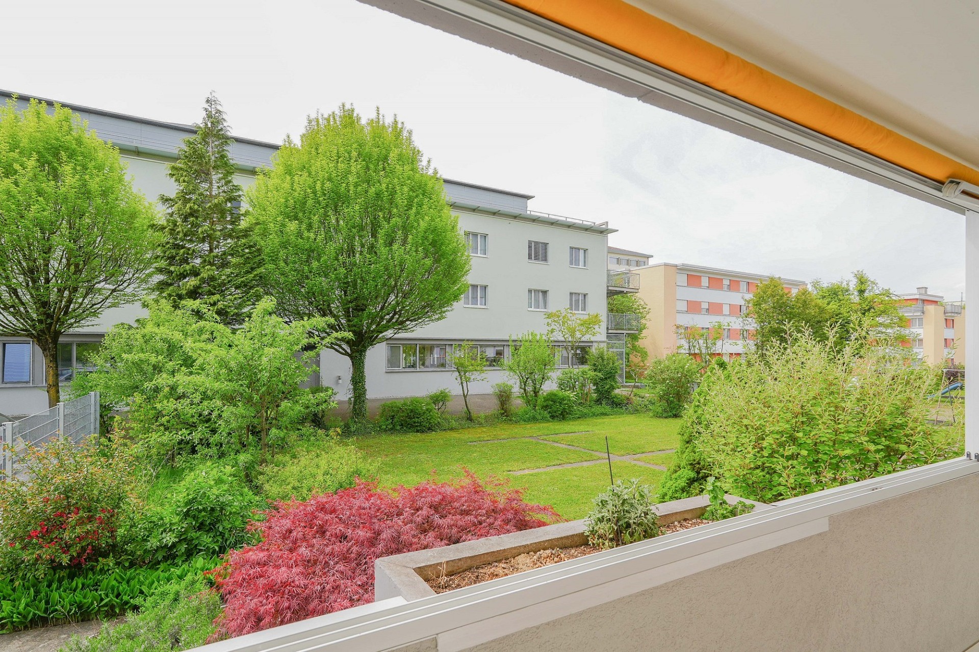 Blick auf den Innenhof vom Balkon