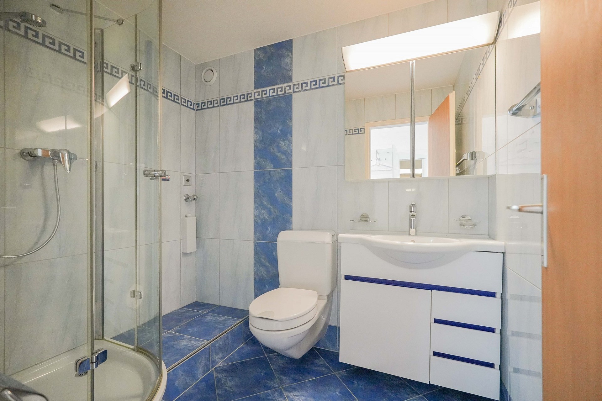 Modernes Badezimmer mit Dusche und Waschtisch
