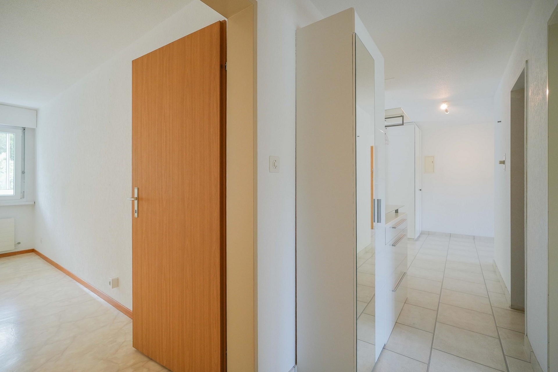 Heller Flur mit Einbauschrank