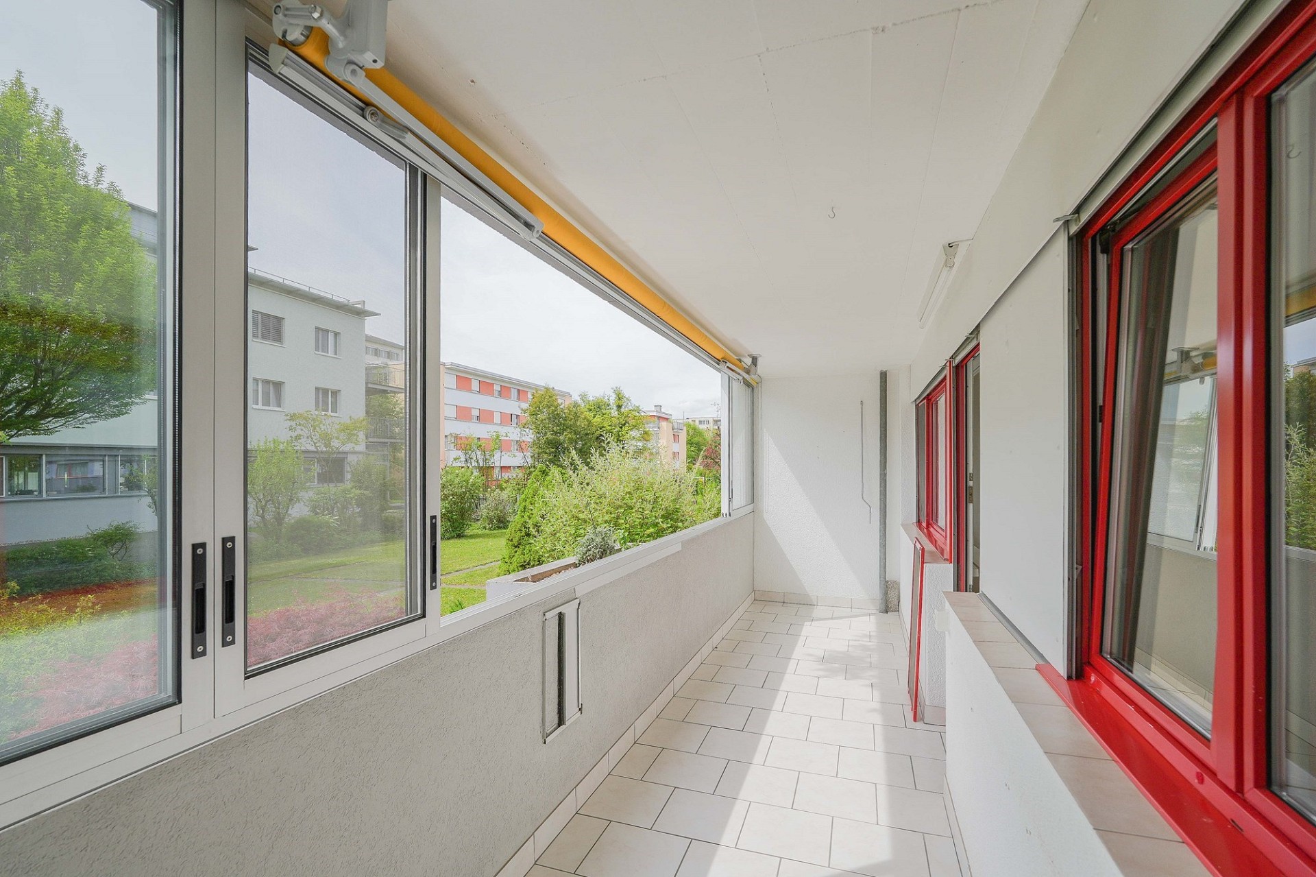 Verglaste Loggia mit Nachbarschaftsblick