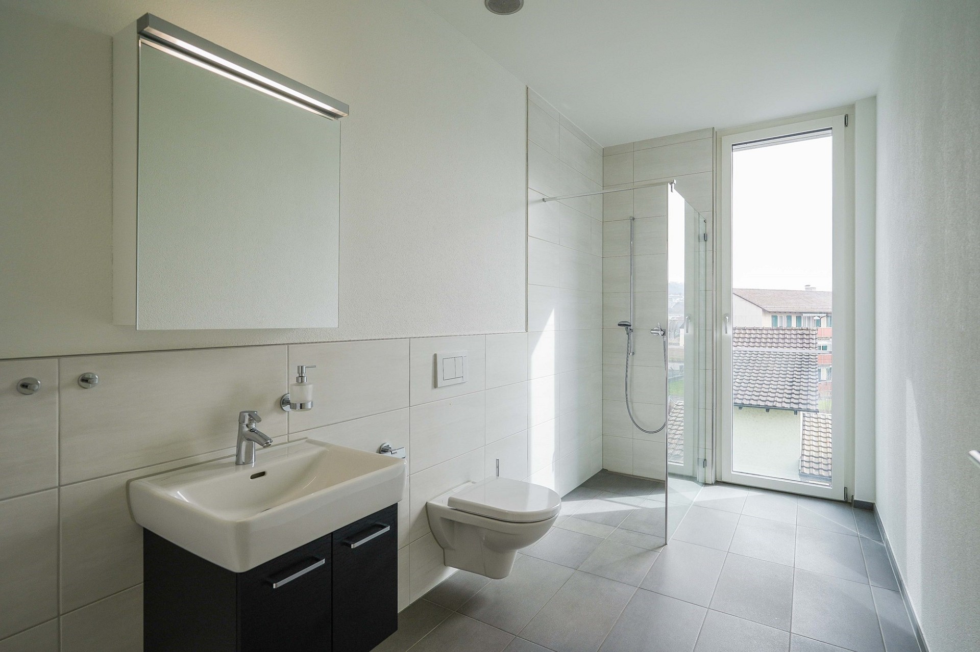 Modernes Badezimmer mit Dusche und Fensterblick
