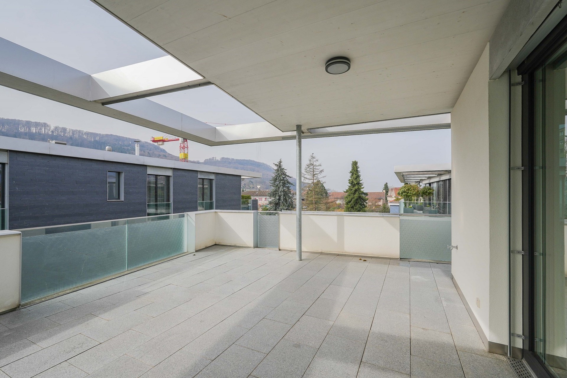 Großzügige moderne Terrasse mit Überdachung