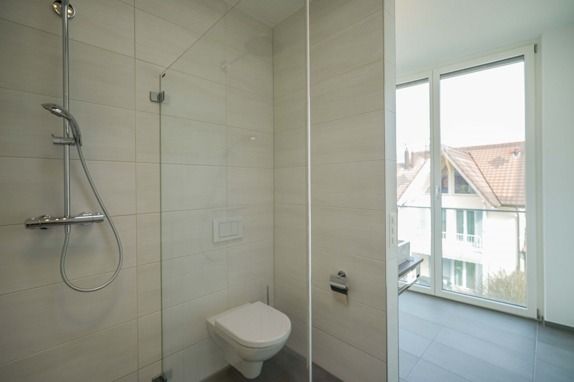 Modernes Bad mit Dusche und Balkonblick