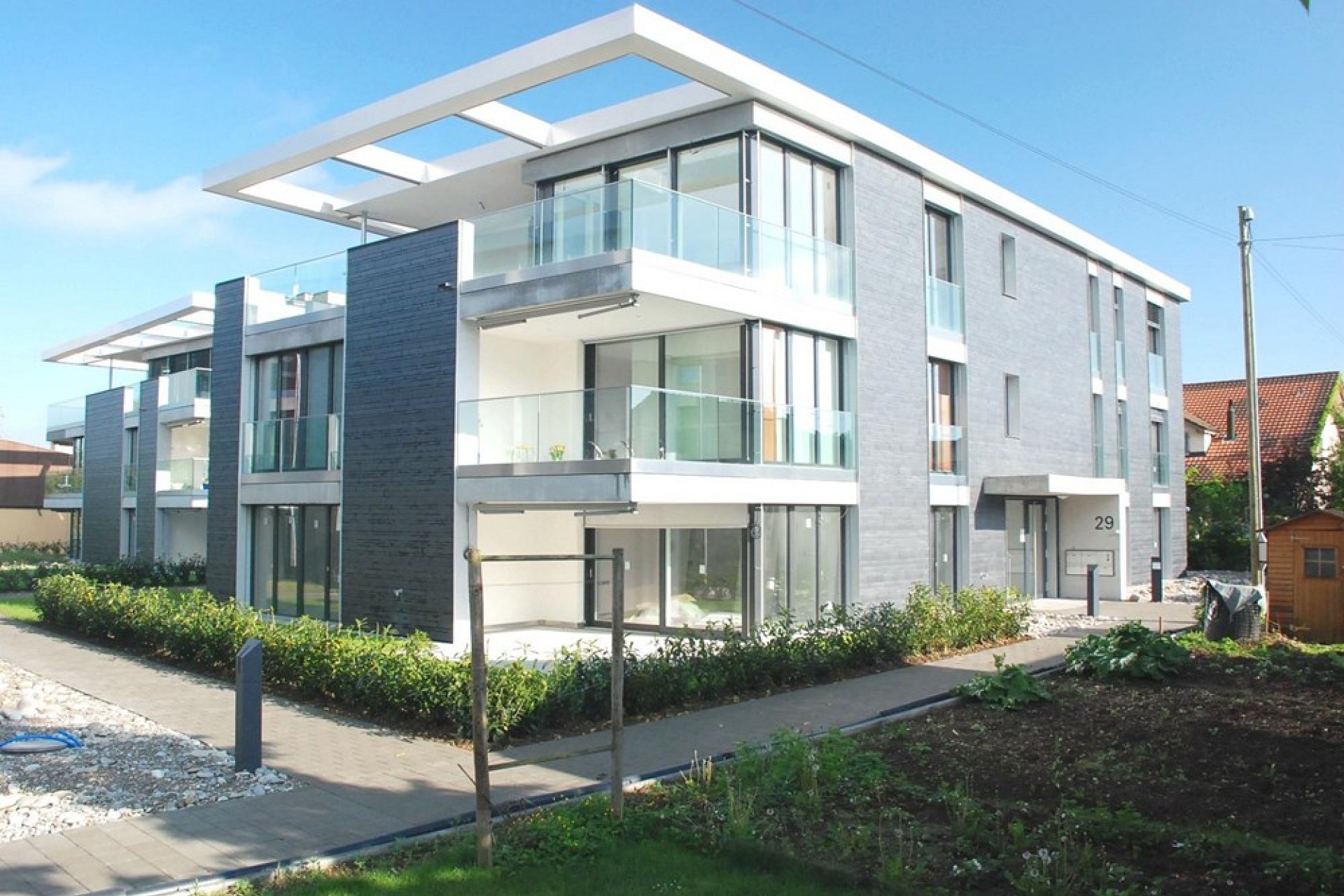 Modernes Mehrfamilienhaus mit Balkonen