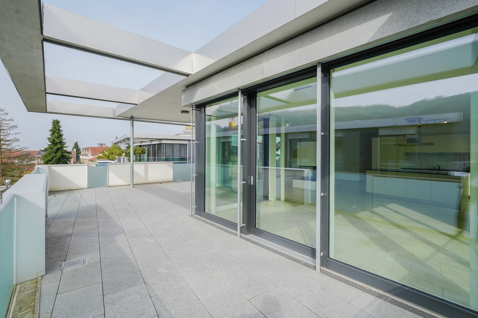 Moderne Dachterrasse mit Glasfront