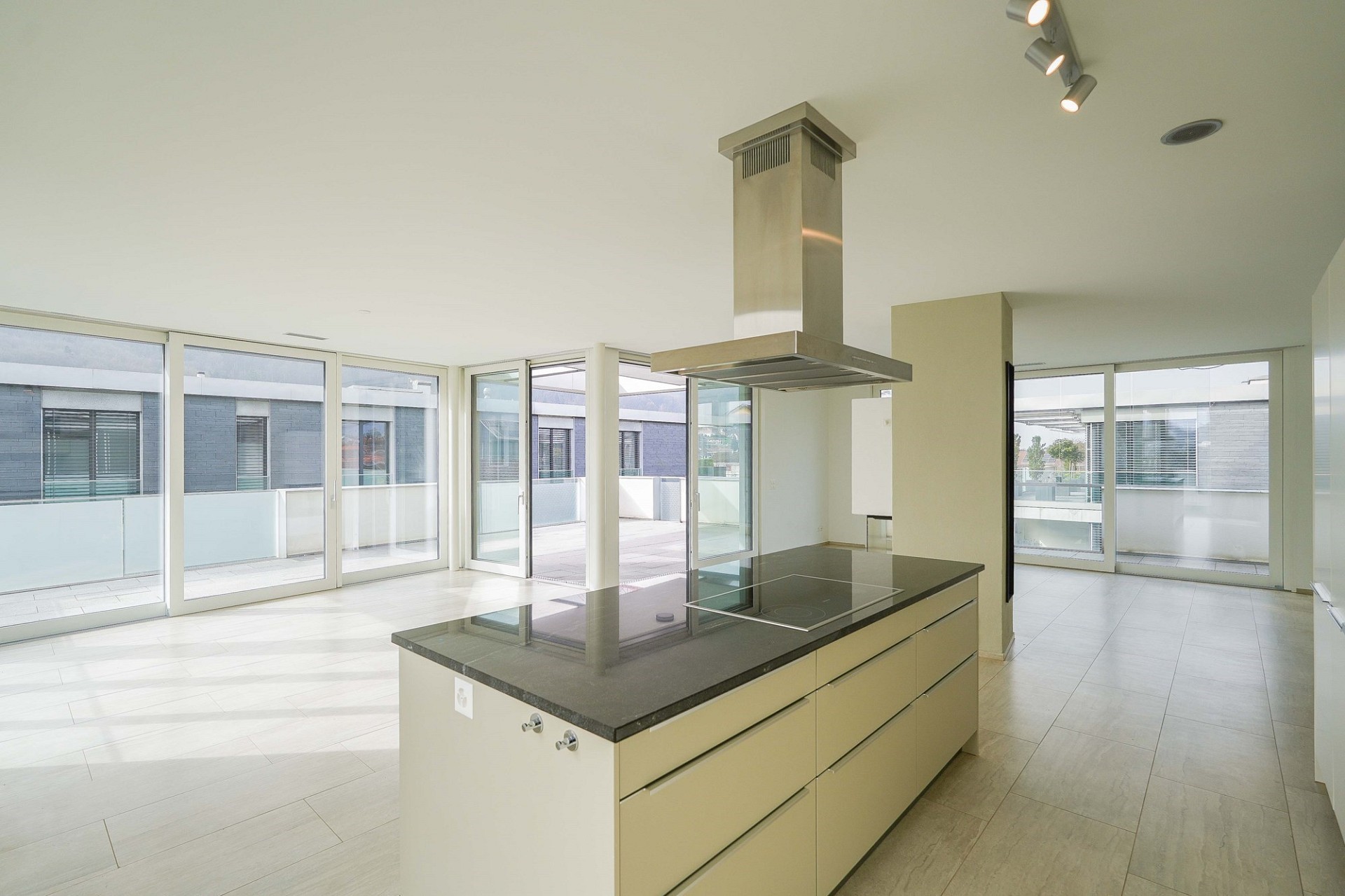 Offene moderne Küche mit Dachterrasse