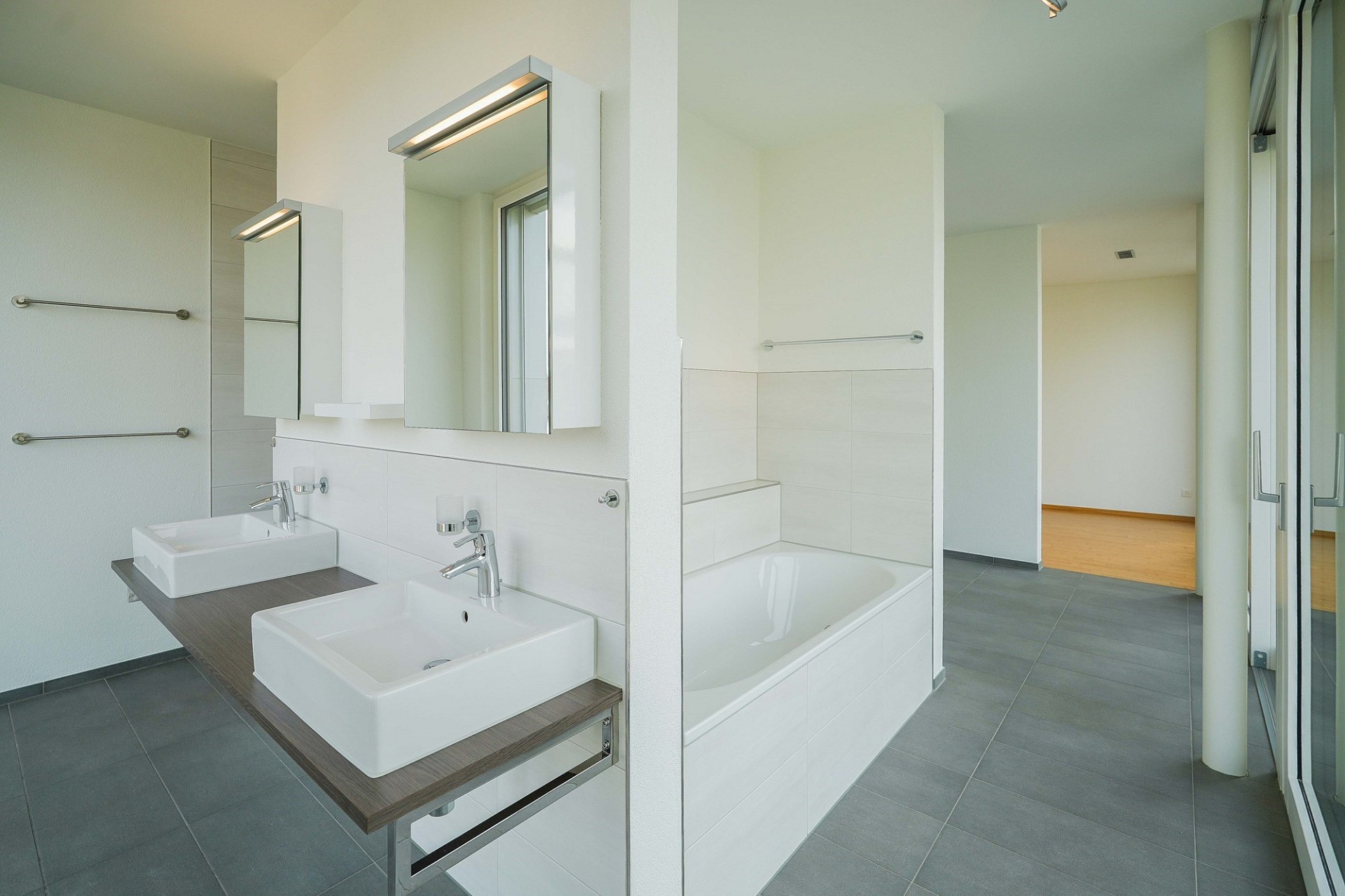 Modernes Badezimmer mit Doppelwaschbecken und Wanne
