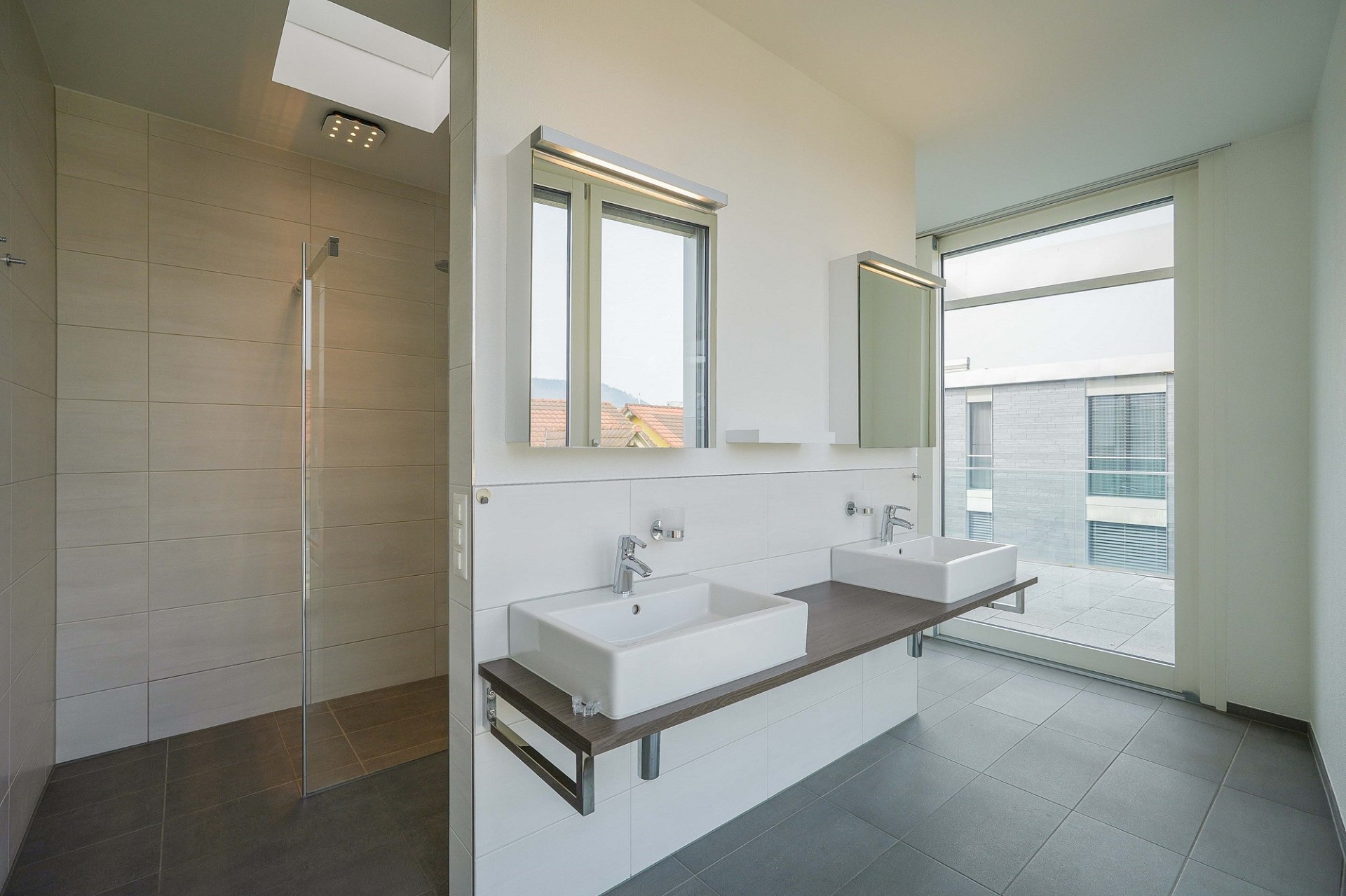 Modernes Badezimmer mit Doppelwaschtisch und Dusche