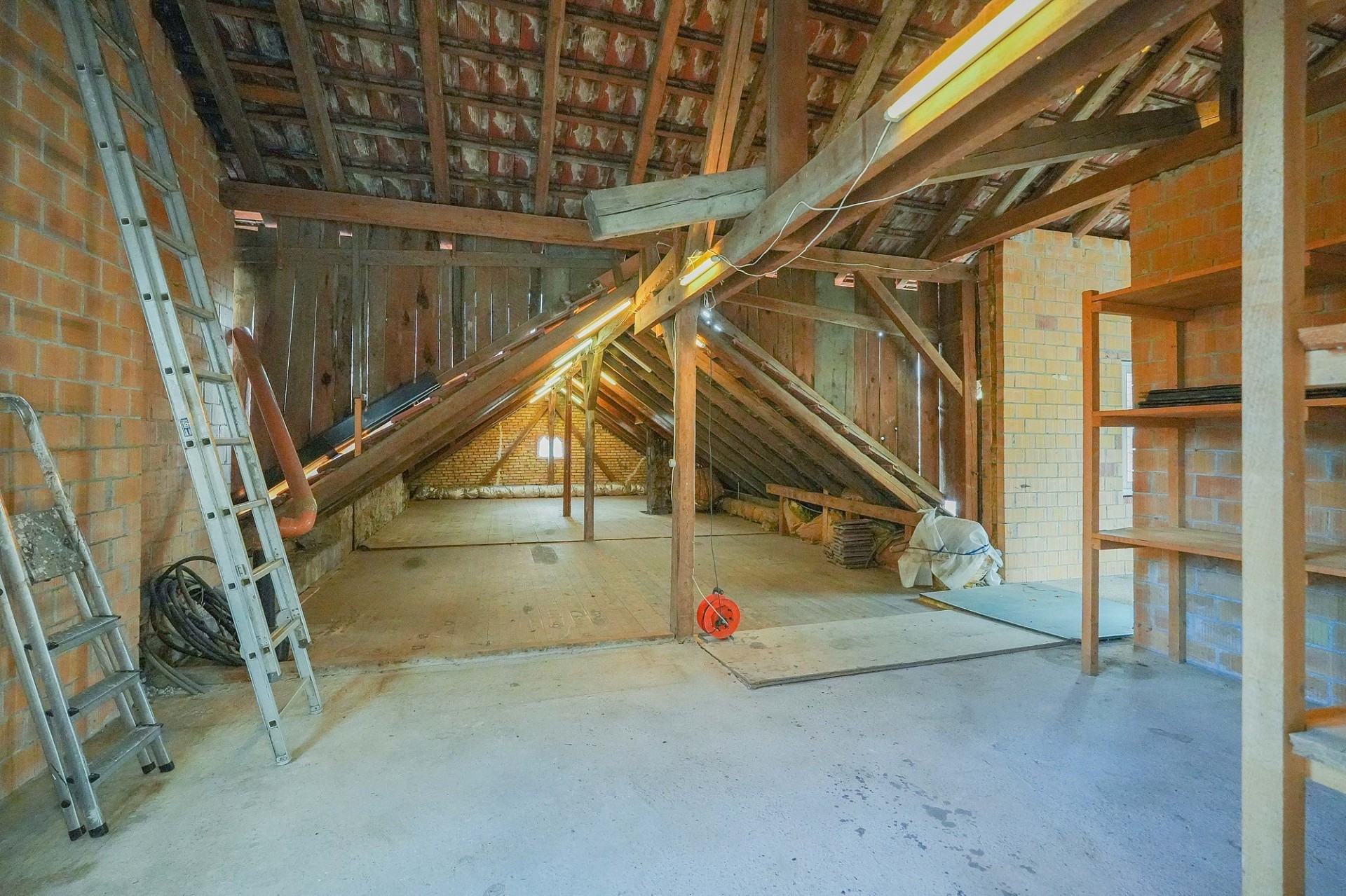 Unausgebauter Dachboden mit sichtbarer Dachkonstruktion