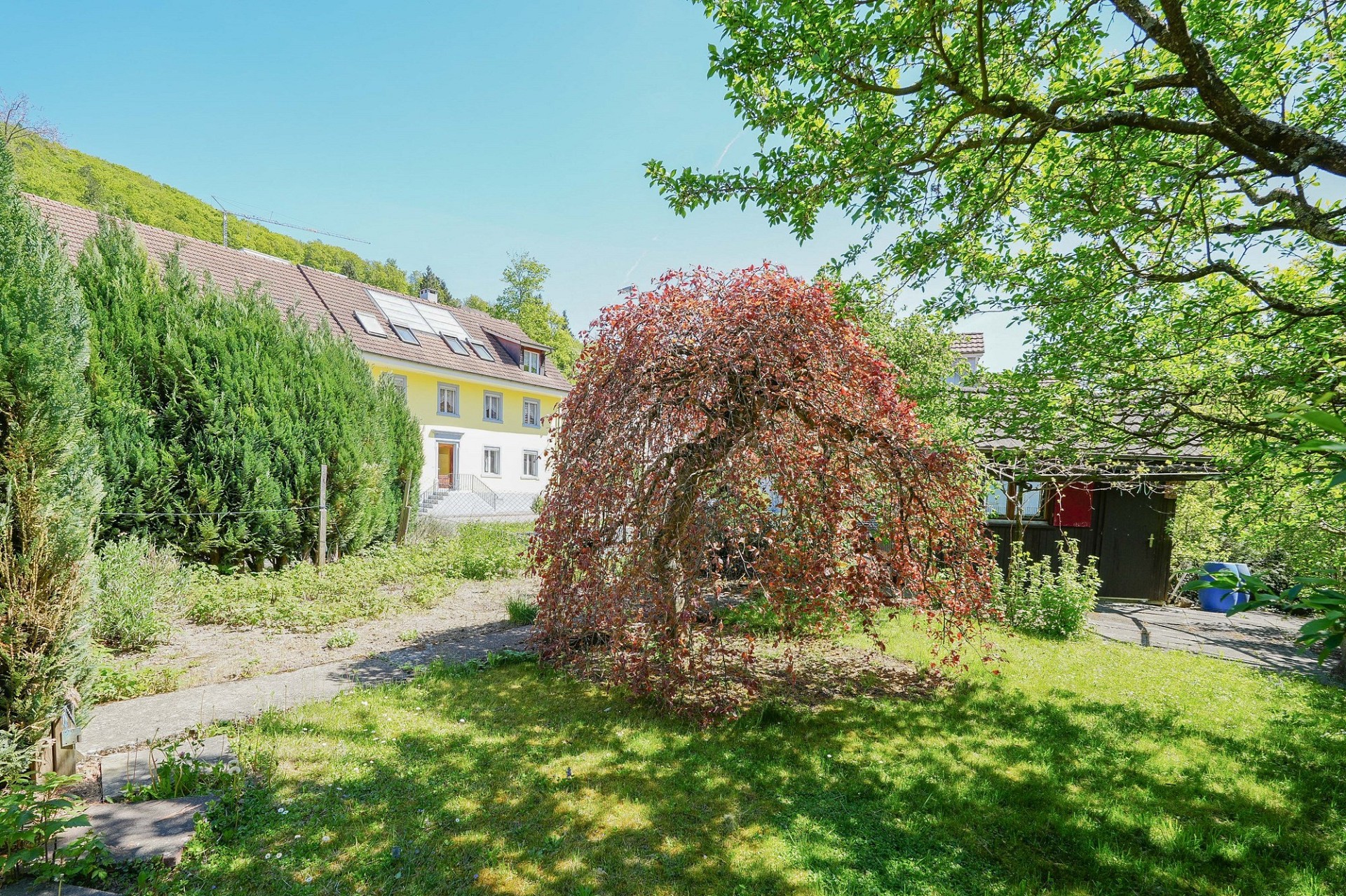 Haus mit großem Garten und Baumbestand