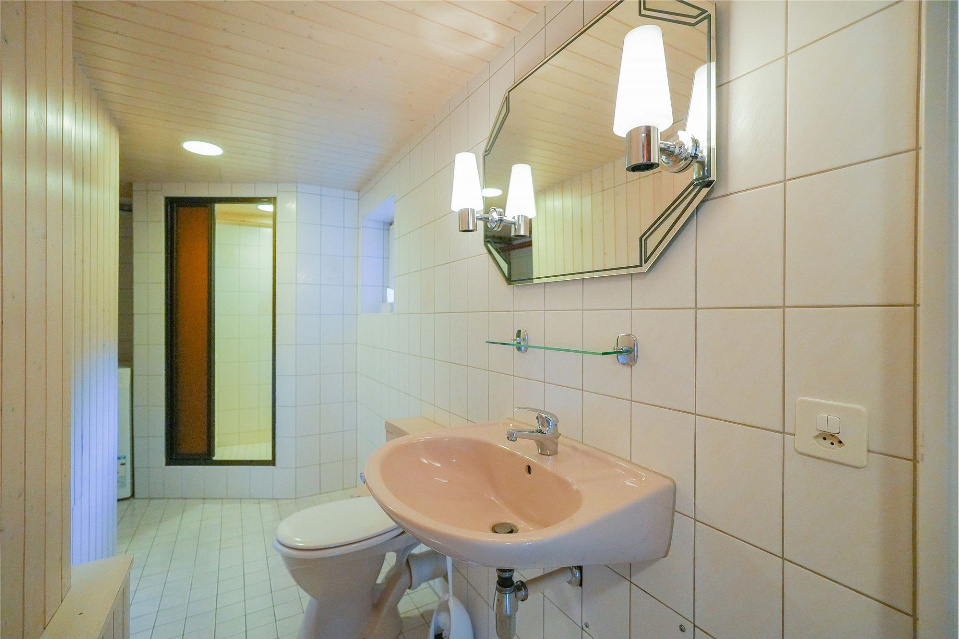Kleines Badezimmer mit rosa Waschbecken