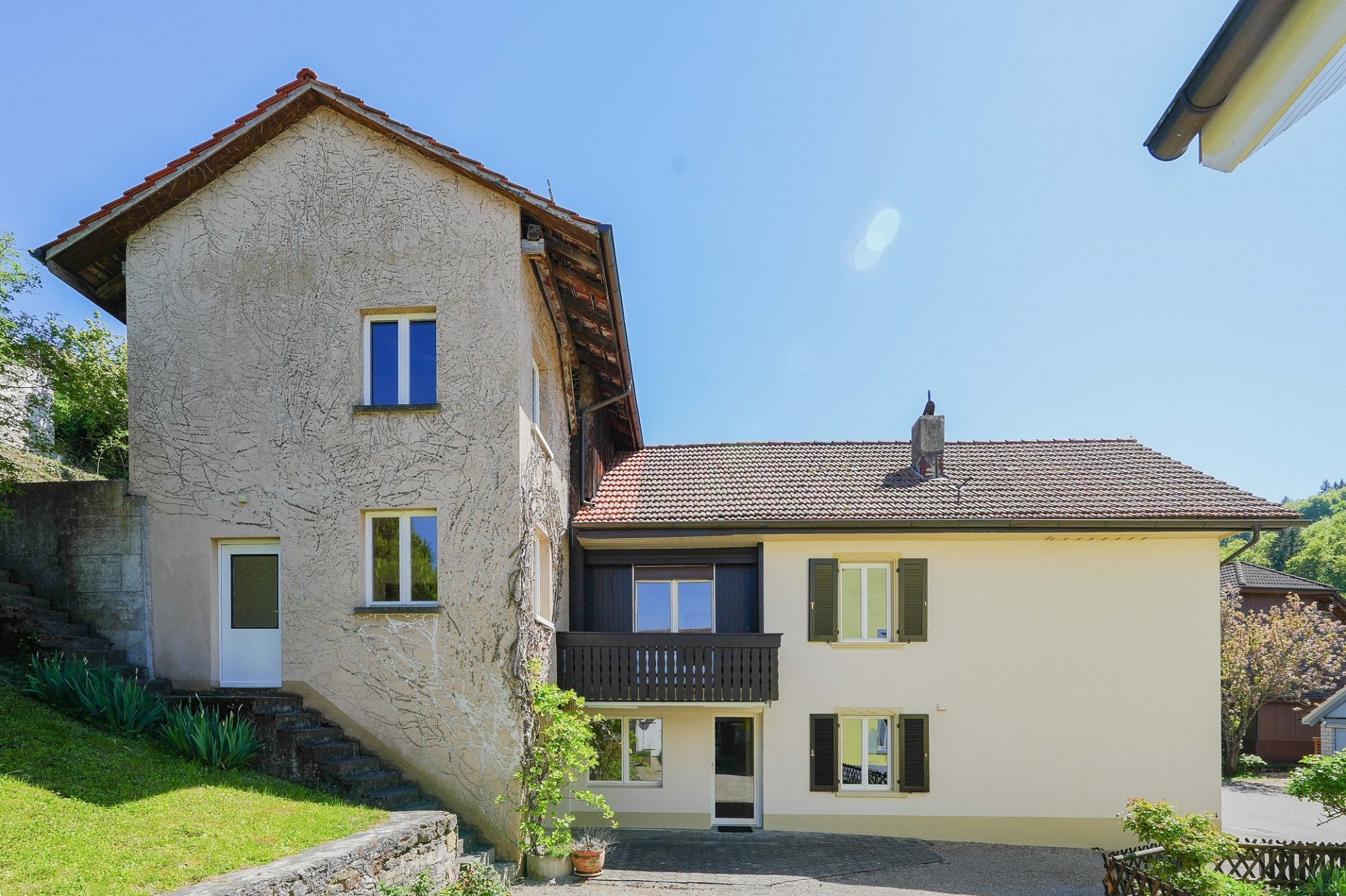 Einfamilienhaus mit Satteldach und Balkon