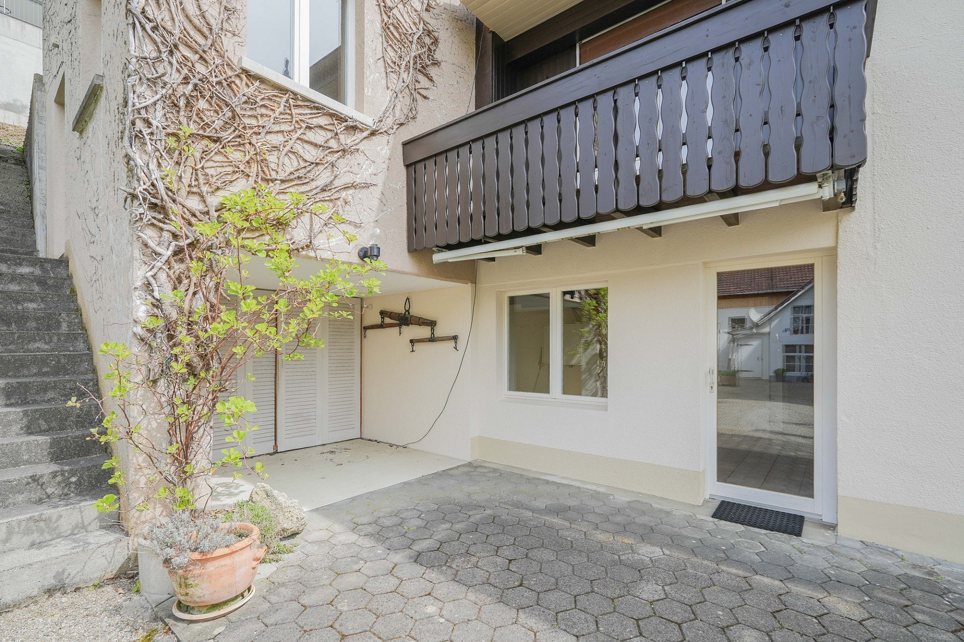 Außenbereich mit Terrasse und Balkon