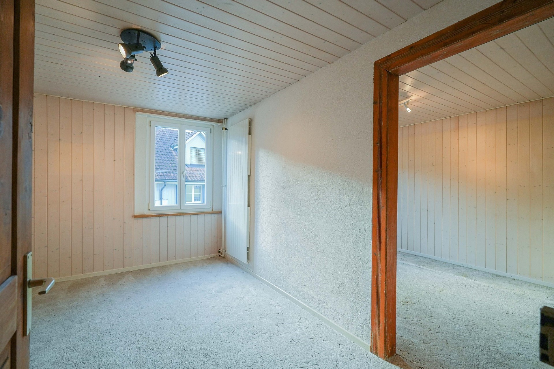 Helles, leeres Zimmer mit Durchgang