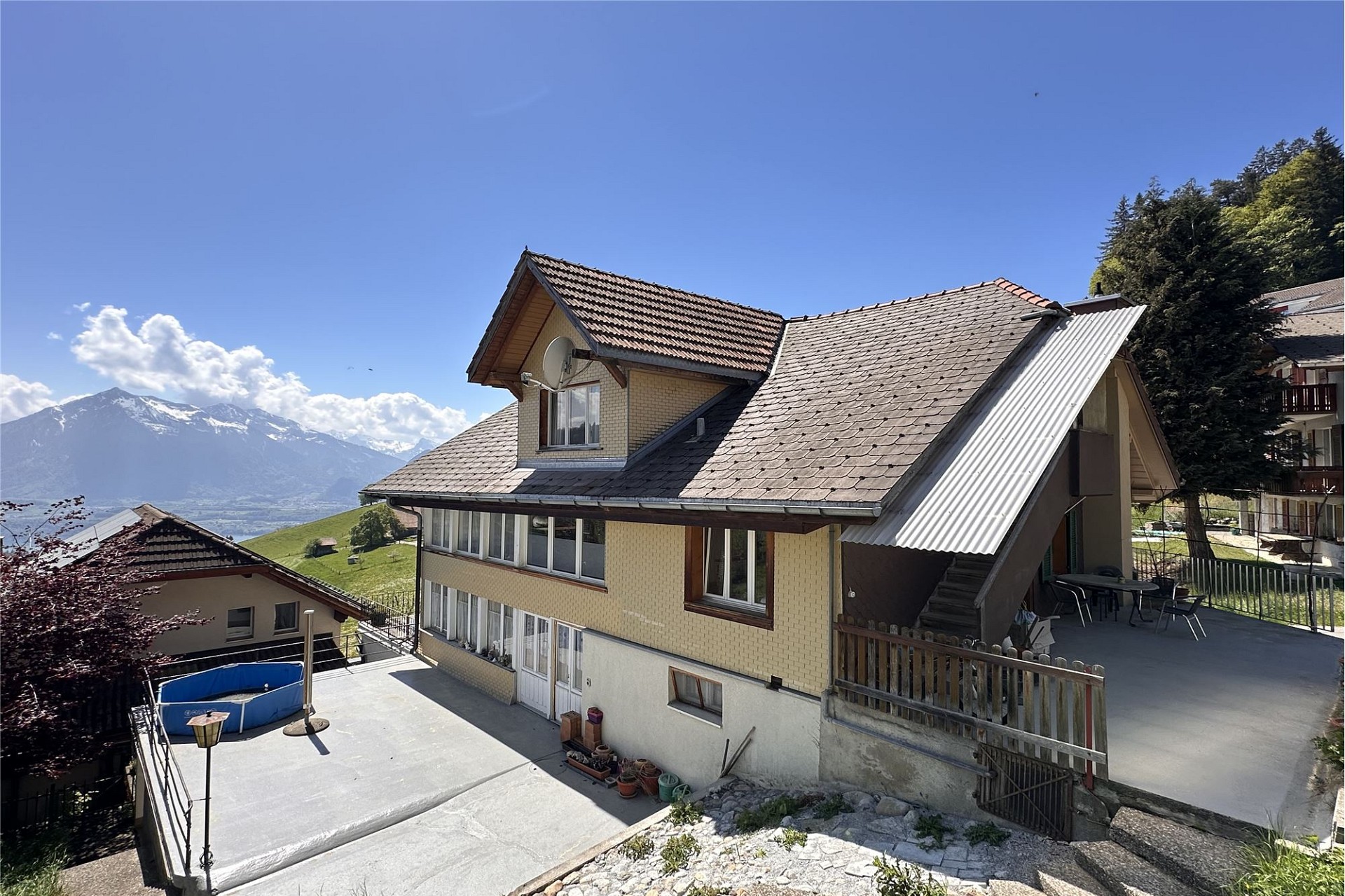 Alpenhaus mit Terrasse und Bergblick