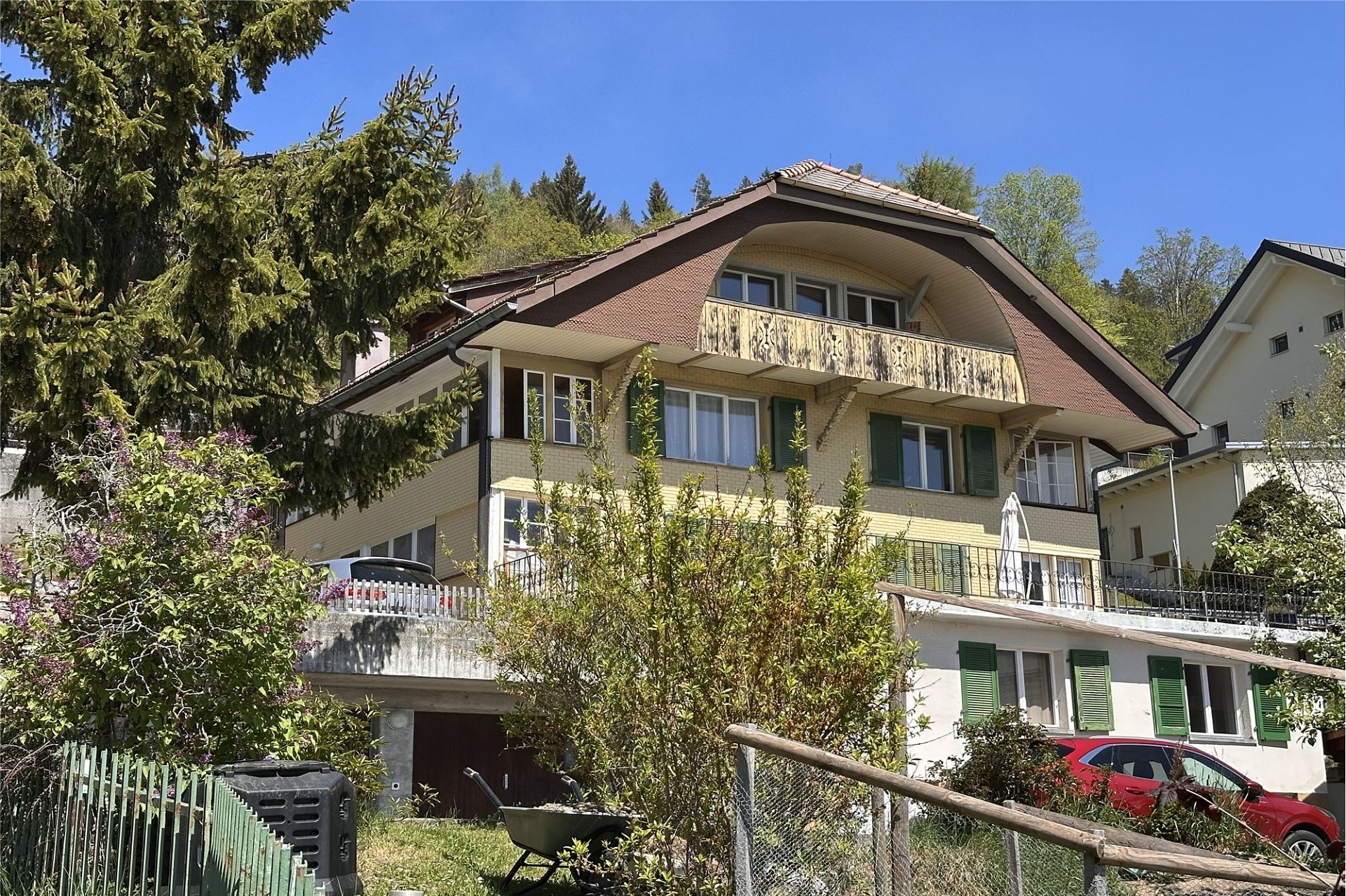 Einfamilienhaus mit Balkon und Satteldach