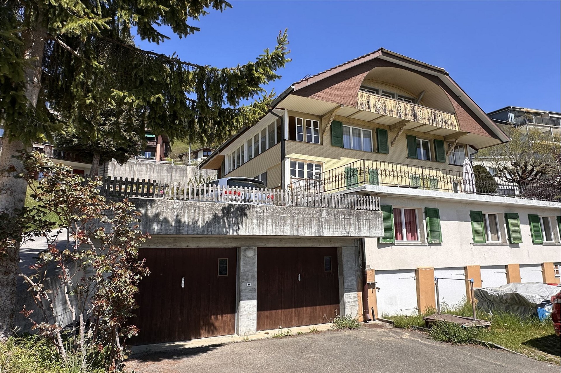 Mehrfamilienhaus in Hanglage mit Garagen und Balkon