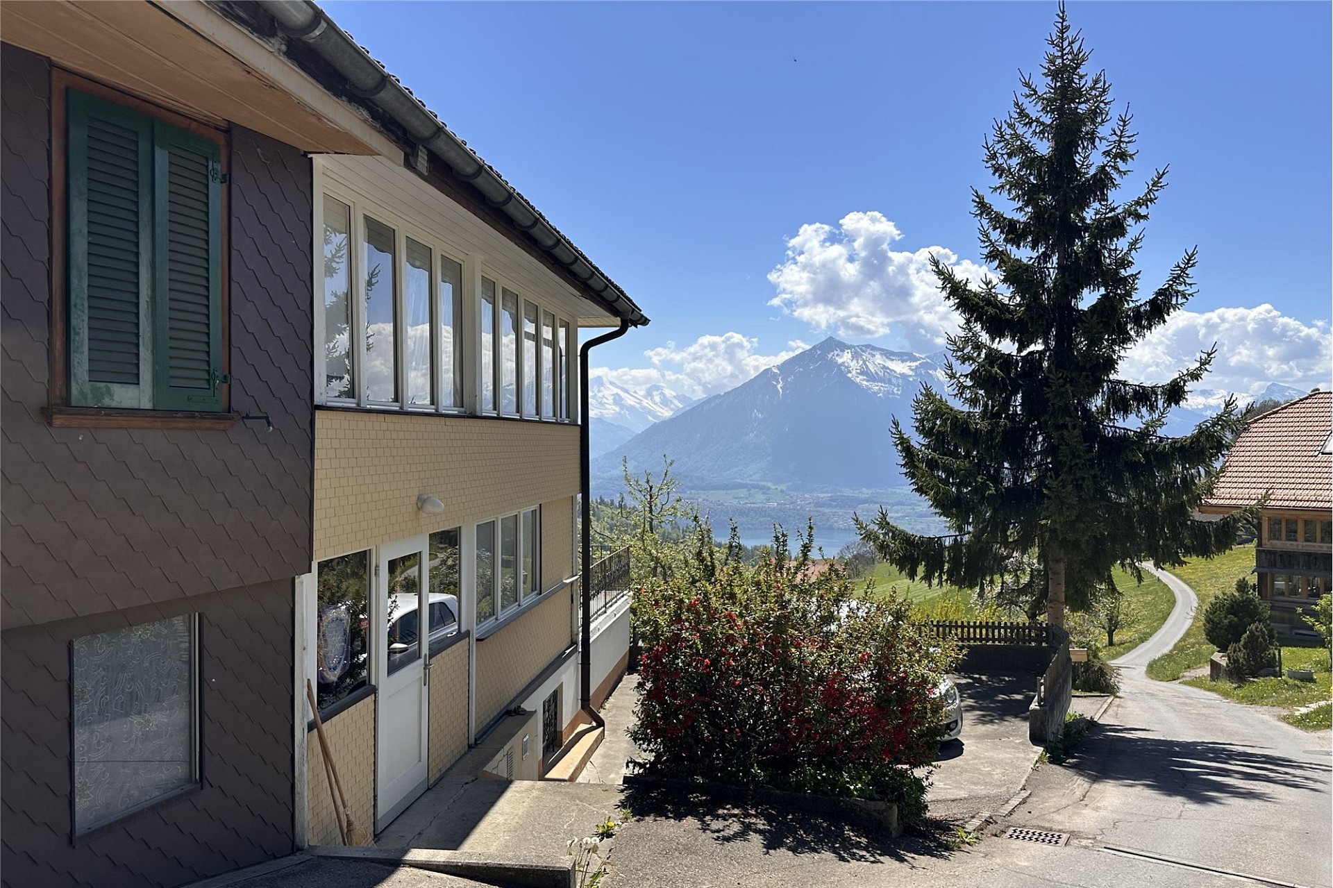 Alpenhaus mit Bergblick