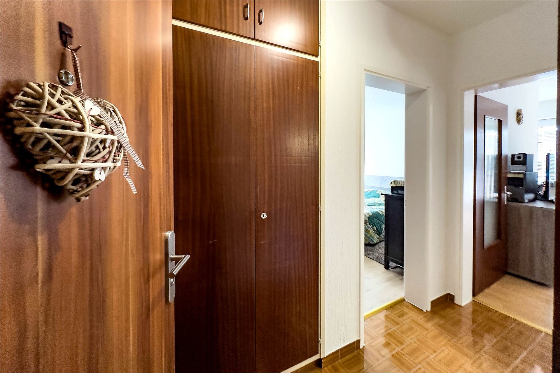 Flur mit Einbauschrank und Blick in angrenzende Räume