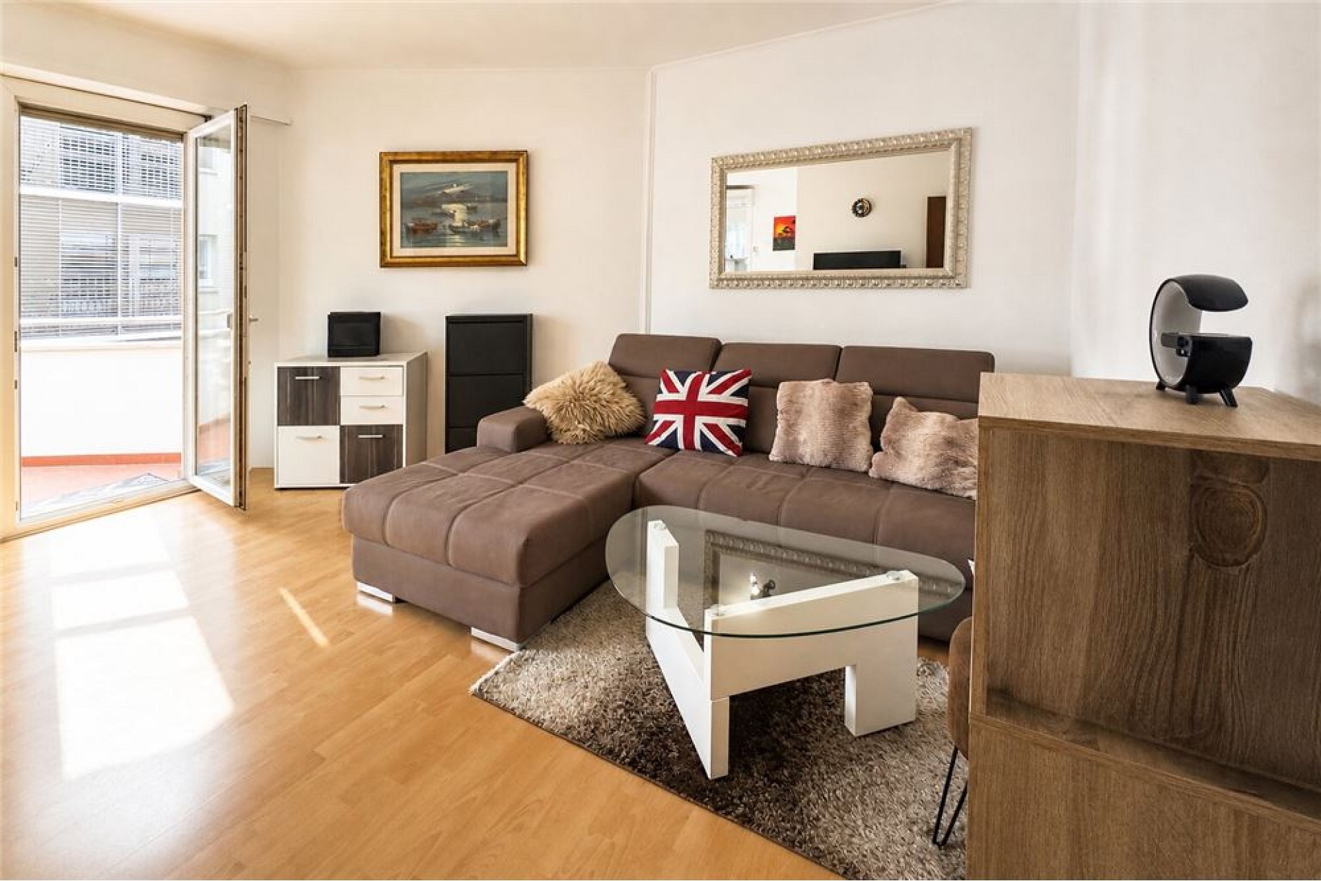 Helles Wohnzimmer mit Balkonzugang