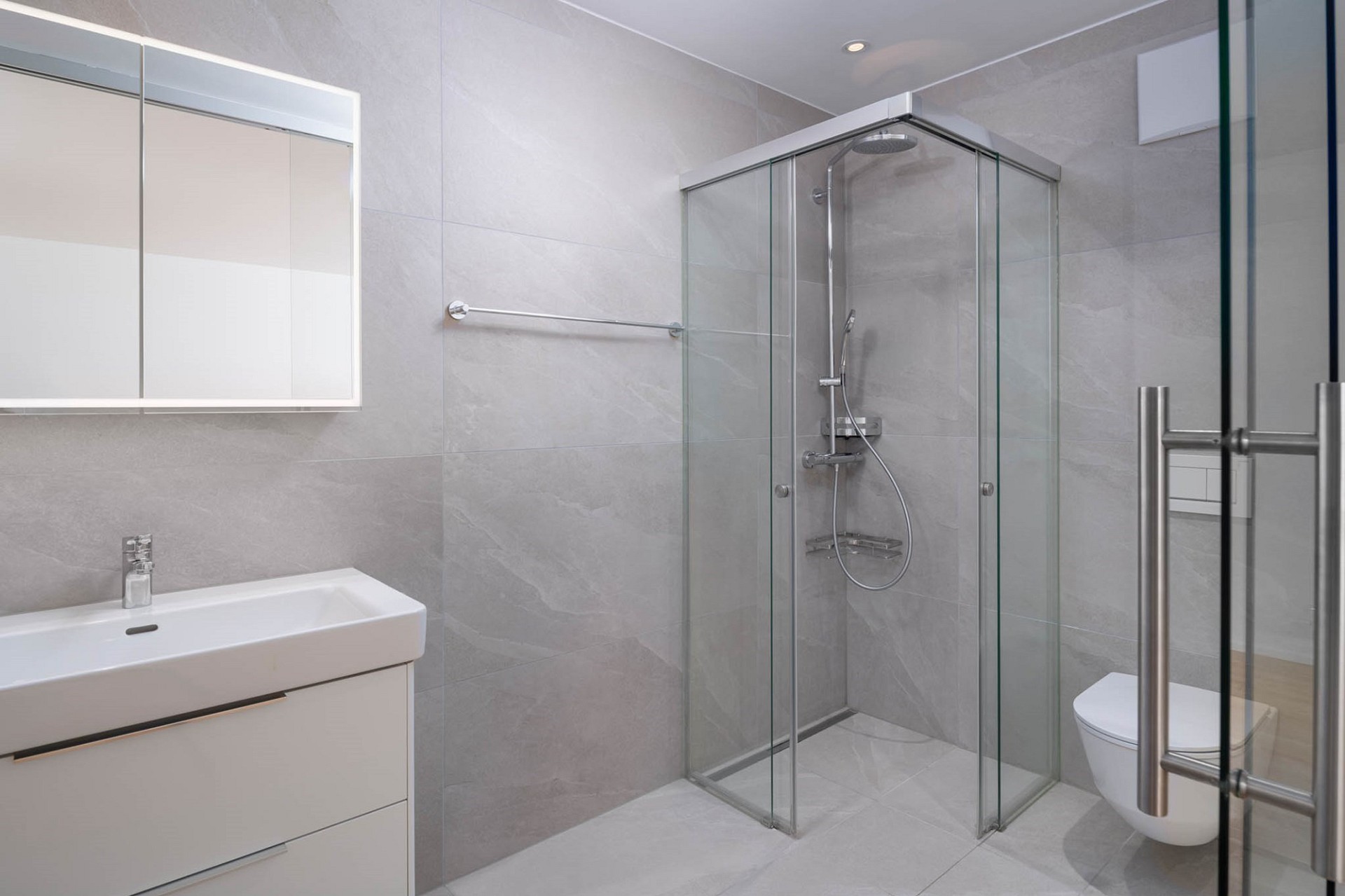 Modernes Badezimmer mit Glasdusche