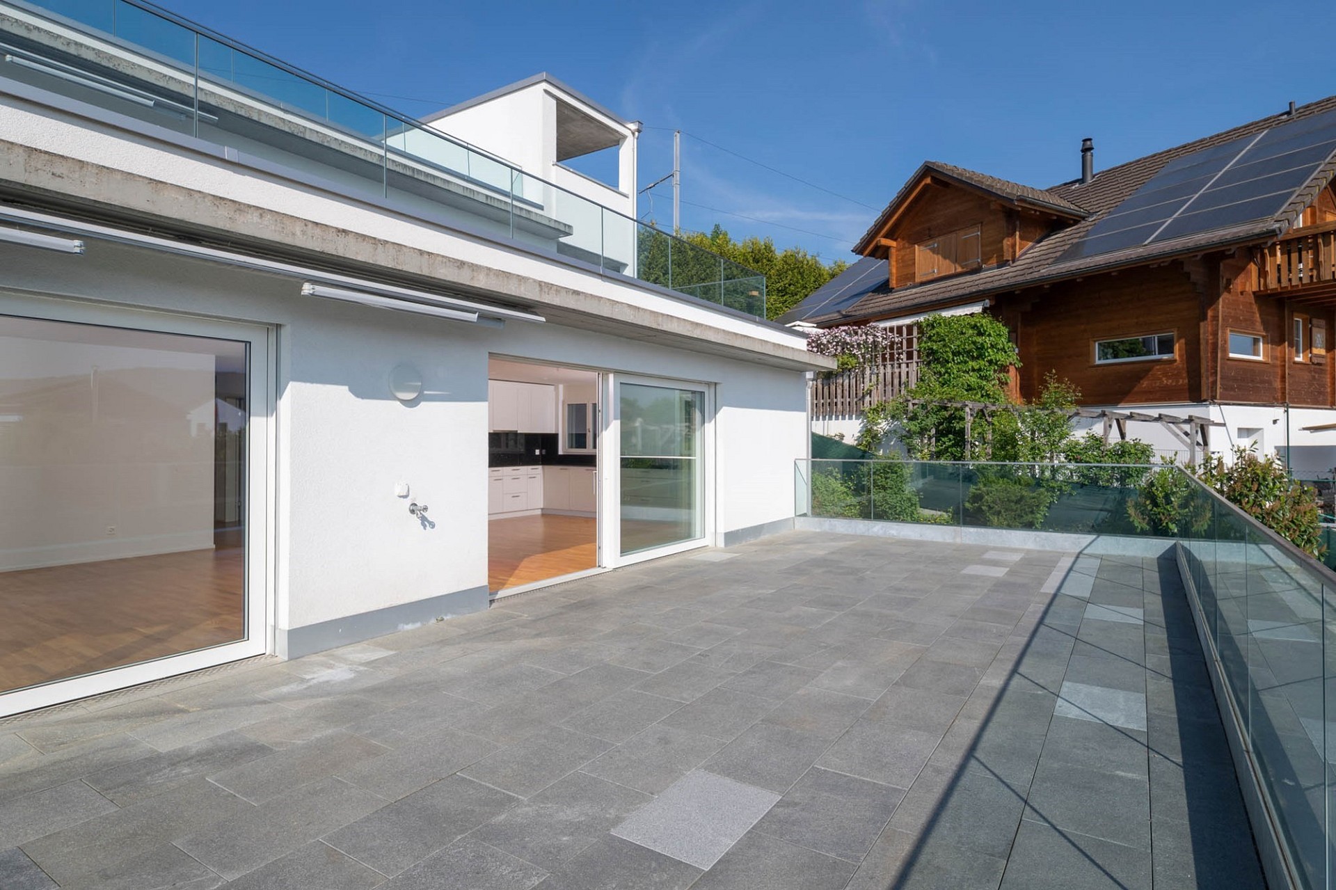 Große Dachterrasse mit moderner Architektur