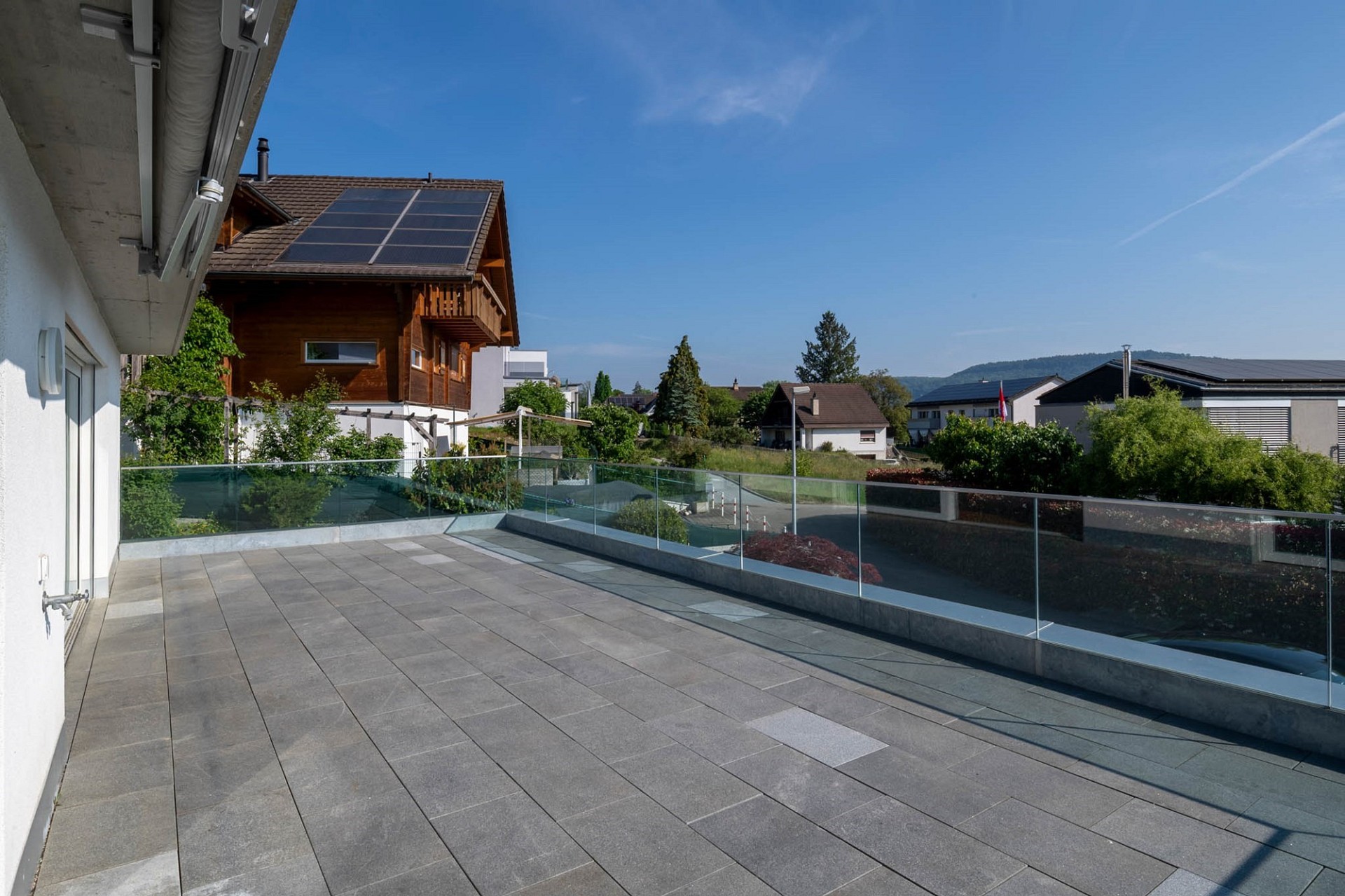 Große Dachterrasse mit Glasgeländer