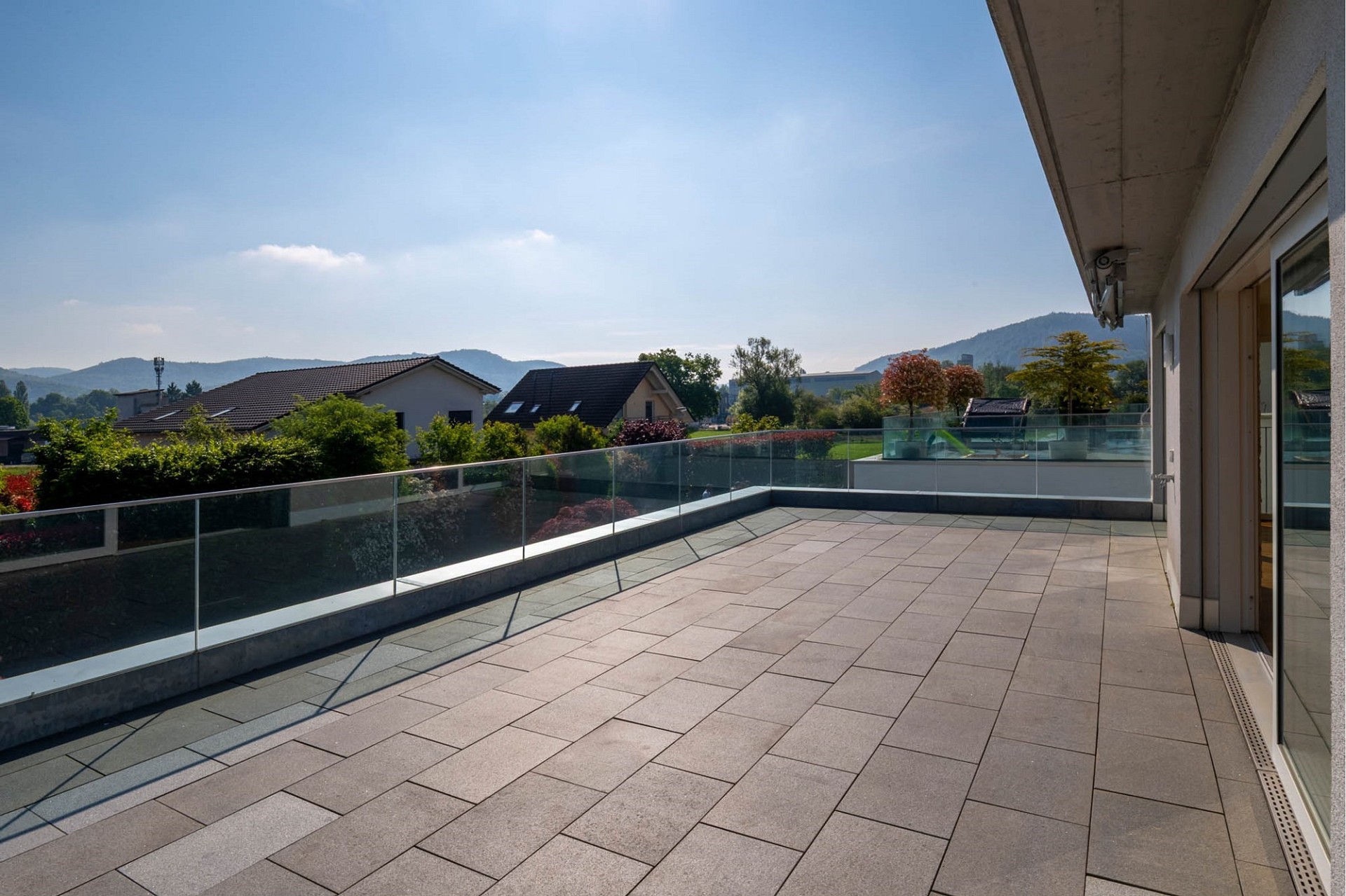 Große Dachterrasse mit Glasgeländer